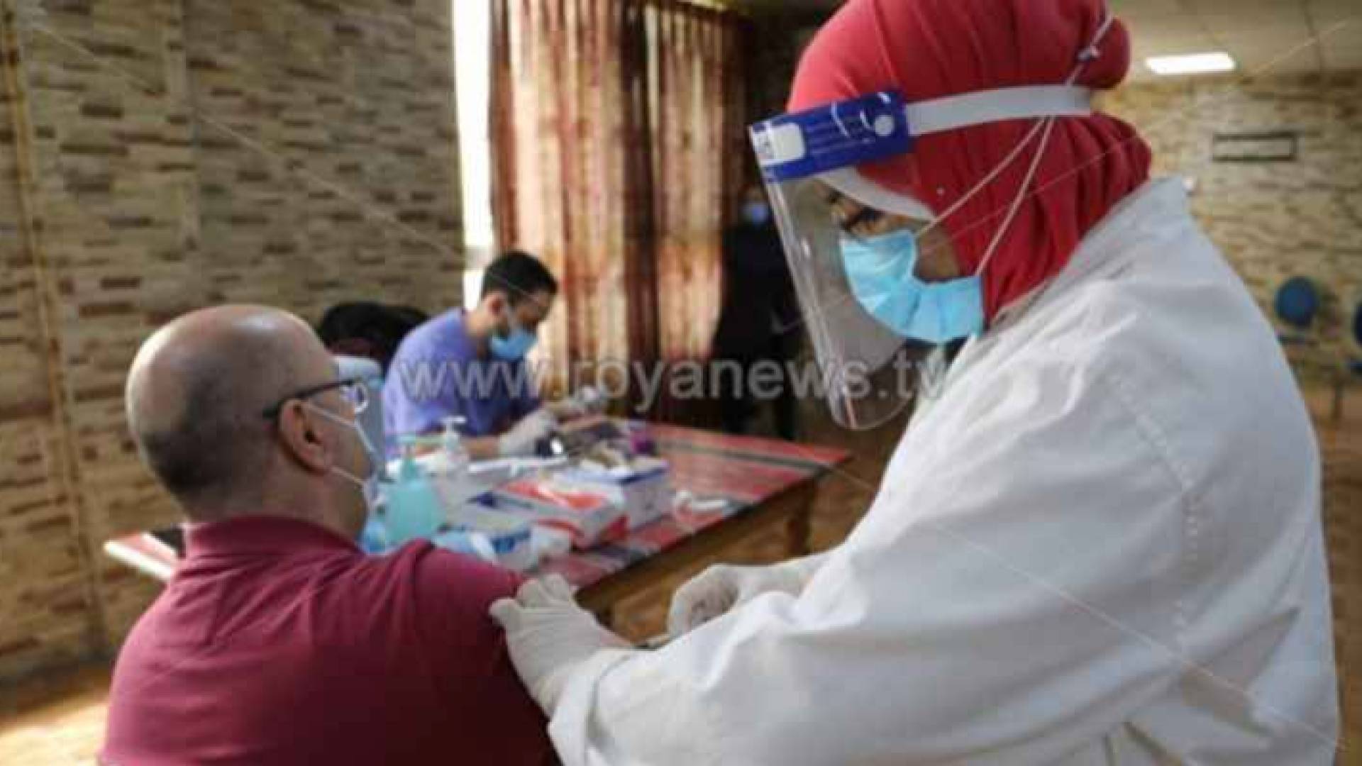 مواطن أردني يتلقى لقاح كورونا