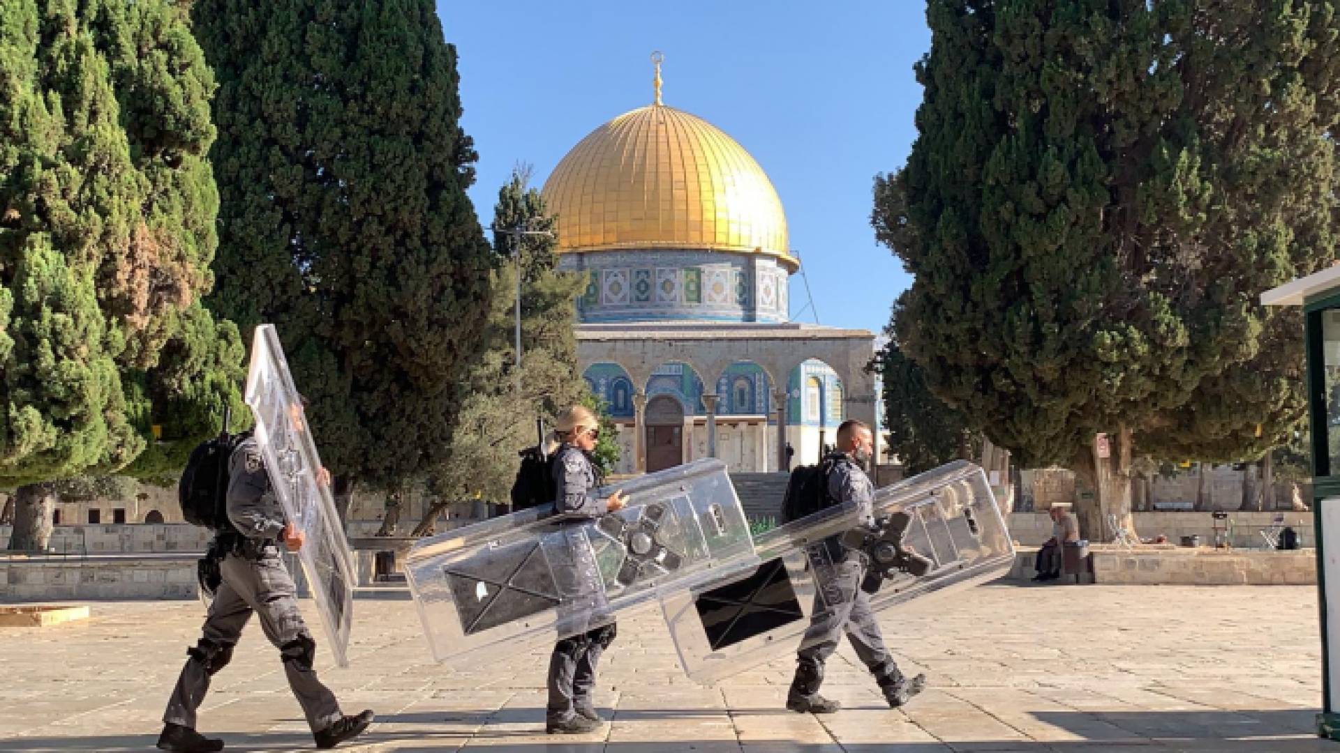 الاحتلال الإسرائيلي يقتحم باحات المسجد الأقصى