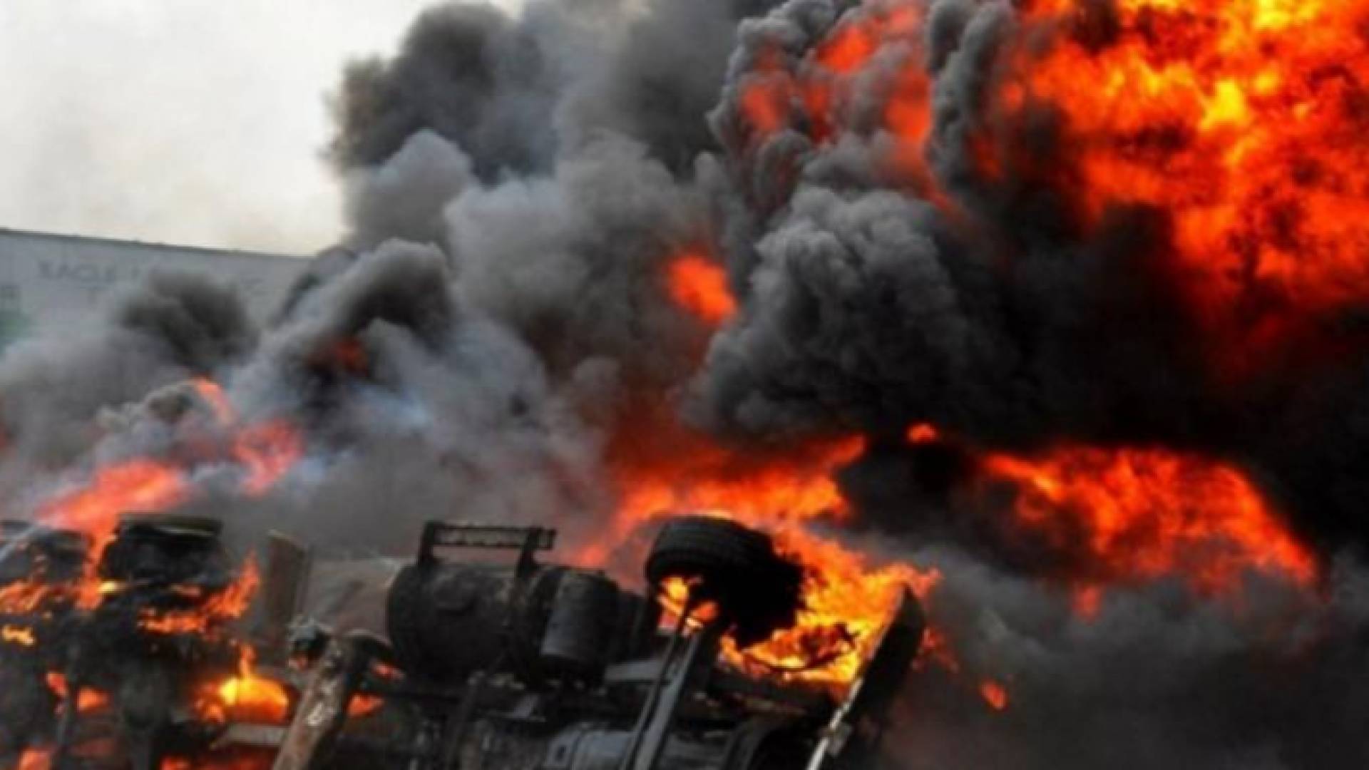 انقلبت شاحنة صهريج وانفجرت على طريق عام