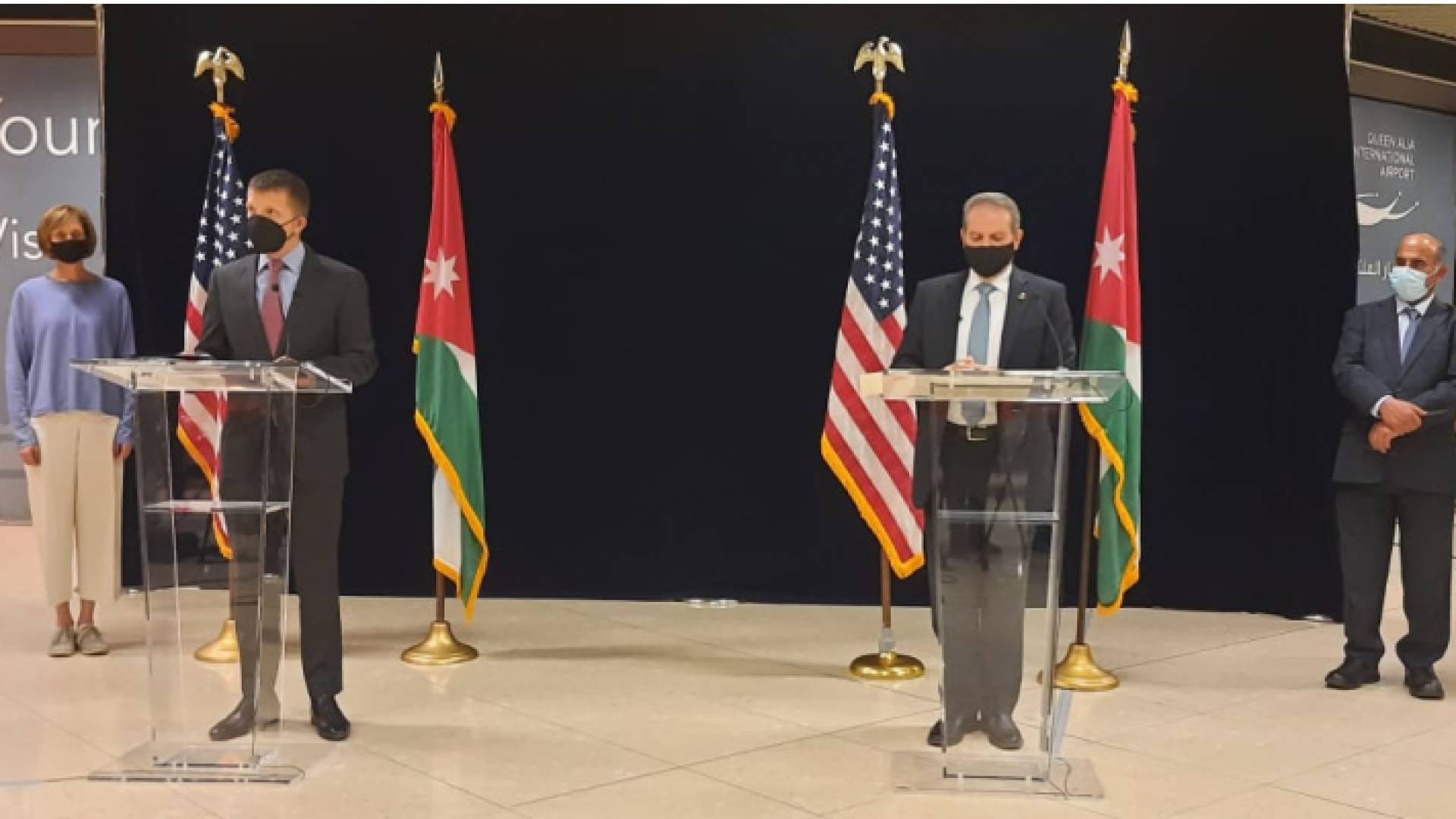 مؤتمر صحفي مشترك بين وزير الصحة الدكتور فراس الهواري والقائم بأعمال السفير الأمريكي في عمان بمطار الملكة علياء الدولي