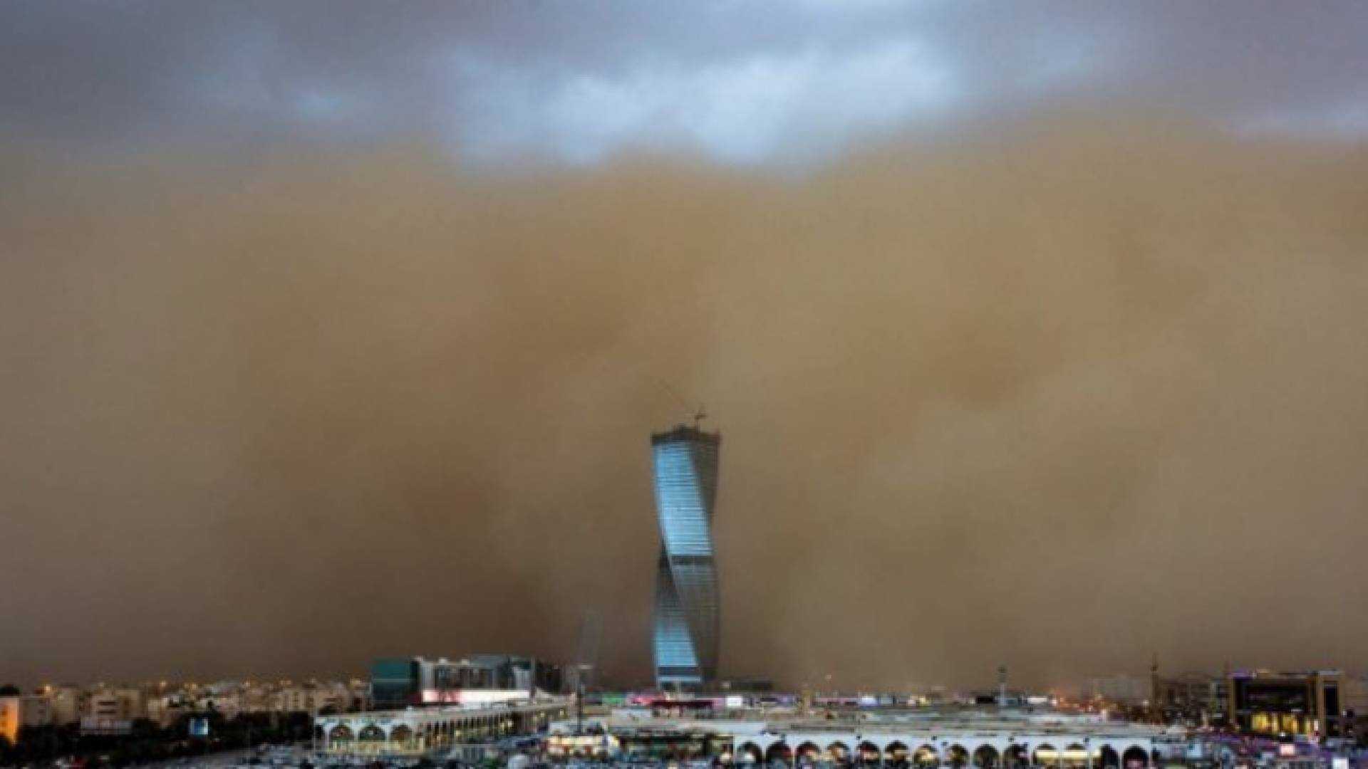 موجة غبار تجتاح الرياض