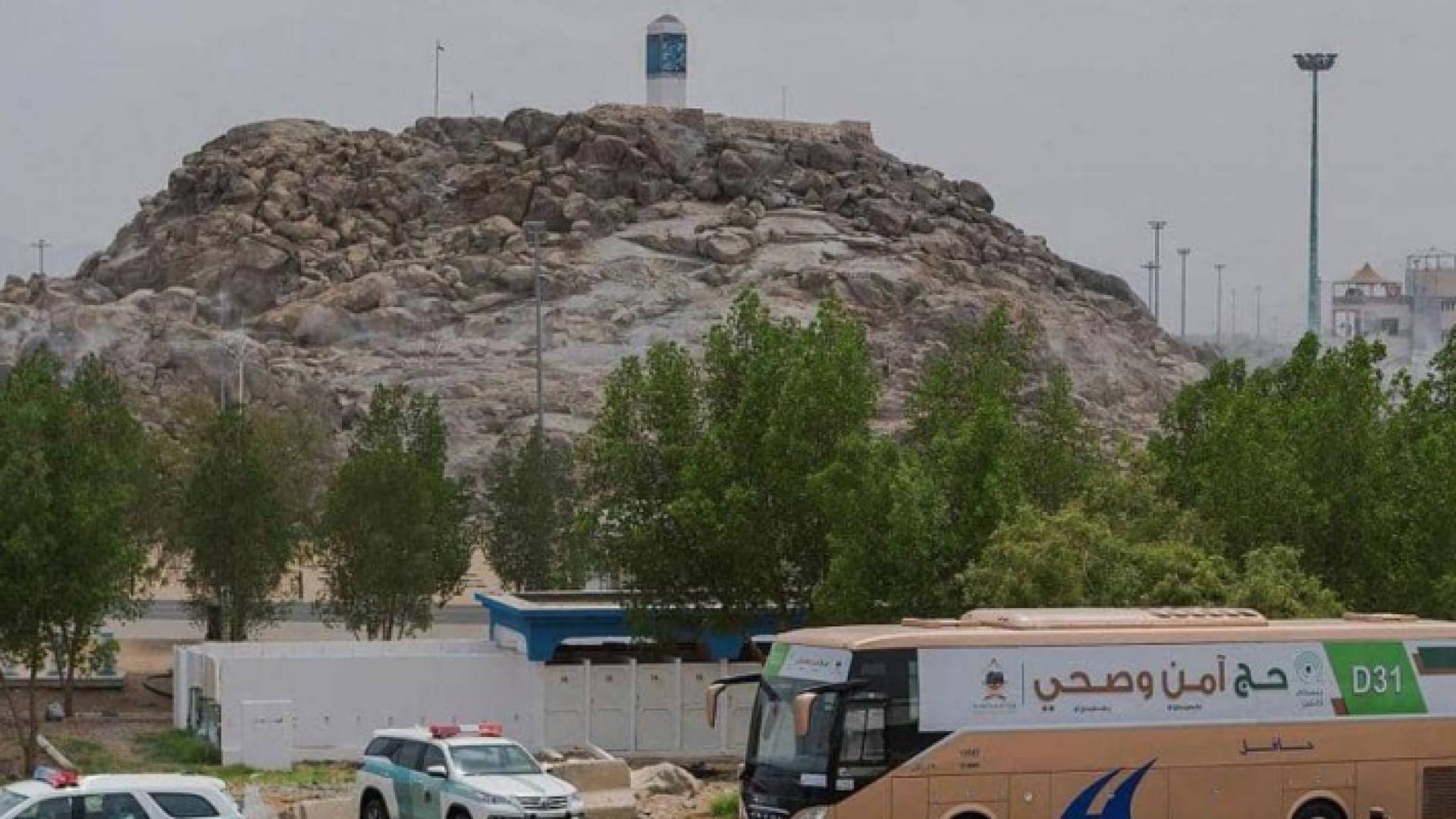 حجاج بيت الله الحرام يقفون بعرفة