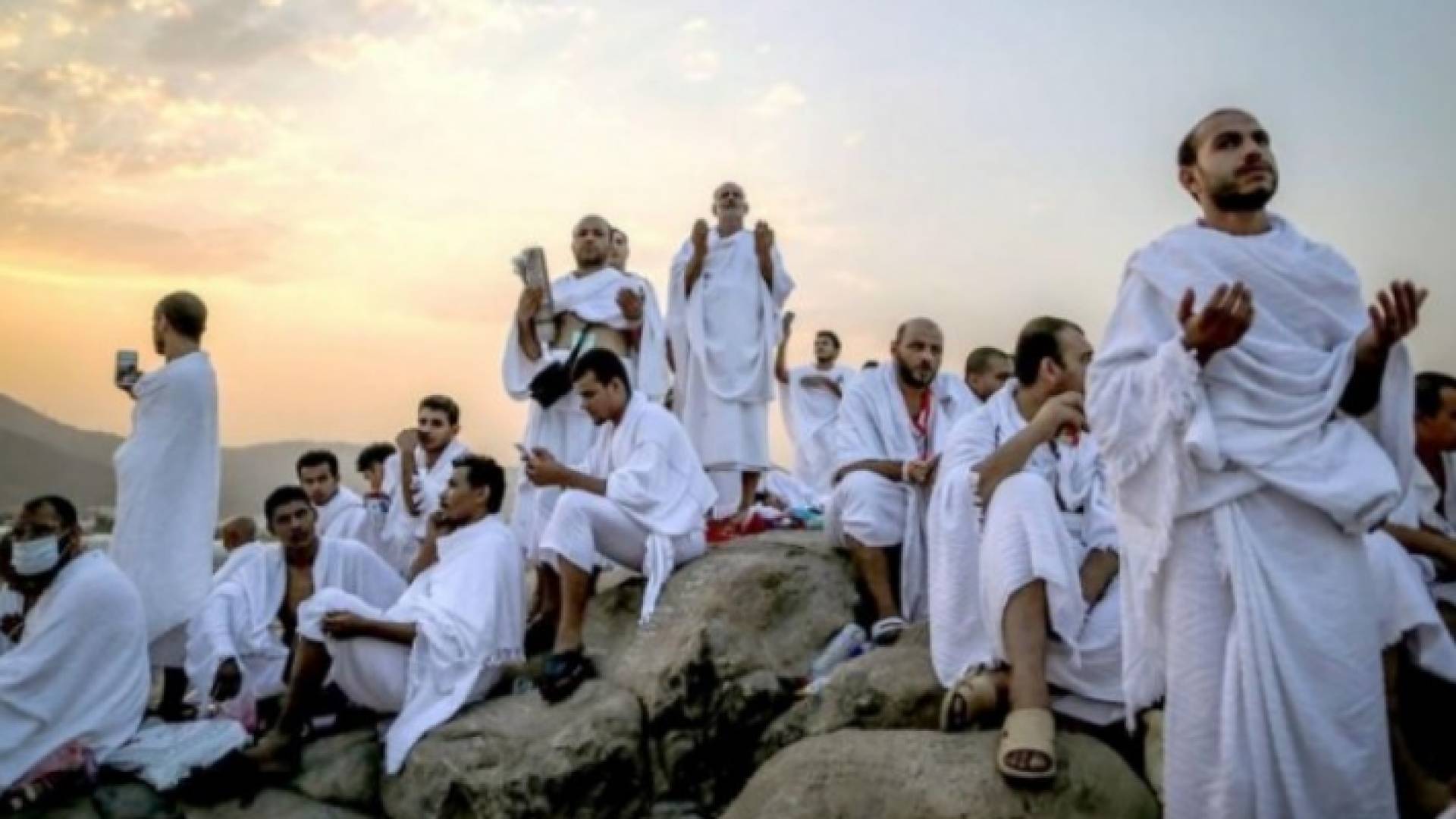 حجاج بيت الله يقفون في جبل عرفات