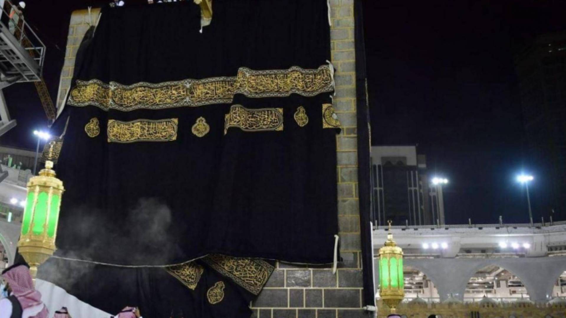 الكعبة المشرفة تكتسي حلَّتها الجديدة