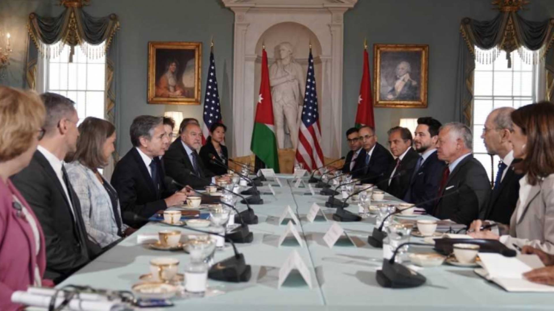 الملك يشيد خلال لقائه وزير الخارجية الأمريكي بمستوى التفاهم المشترك حول تحديات المنطقة