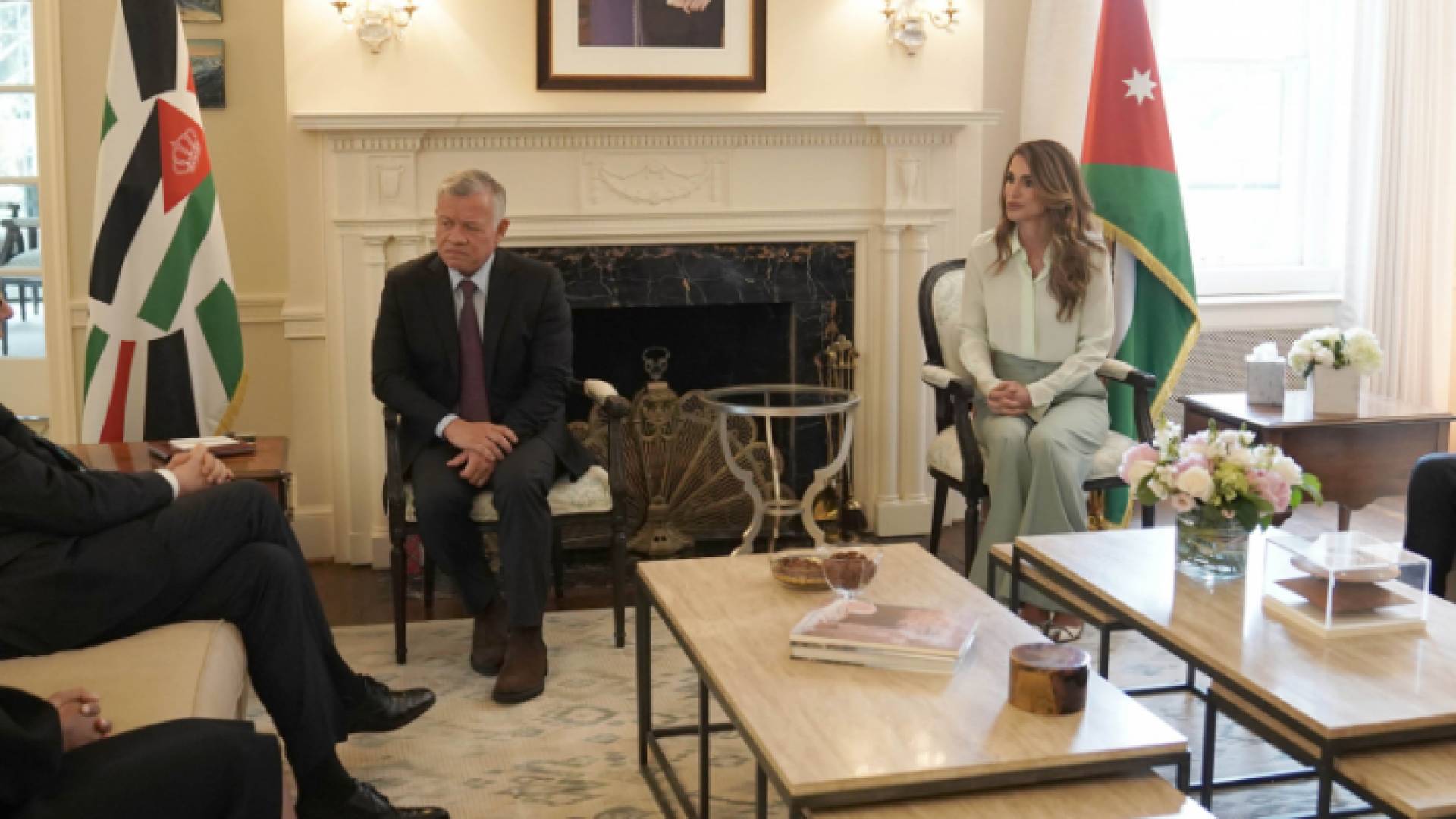 الملك يلتقي الرئيس التنفيذي لشركة فايزر ويؤكد أهمية التوزيع العادل للقاحات