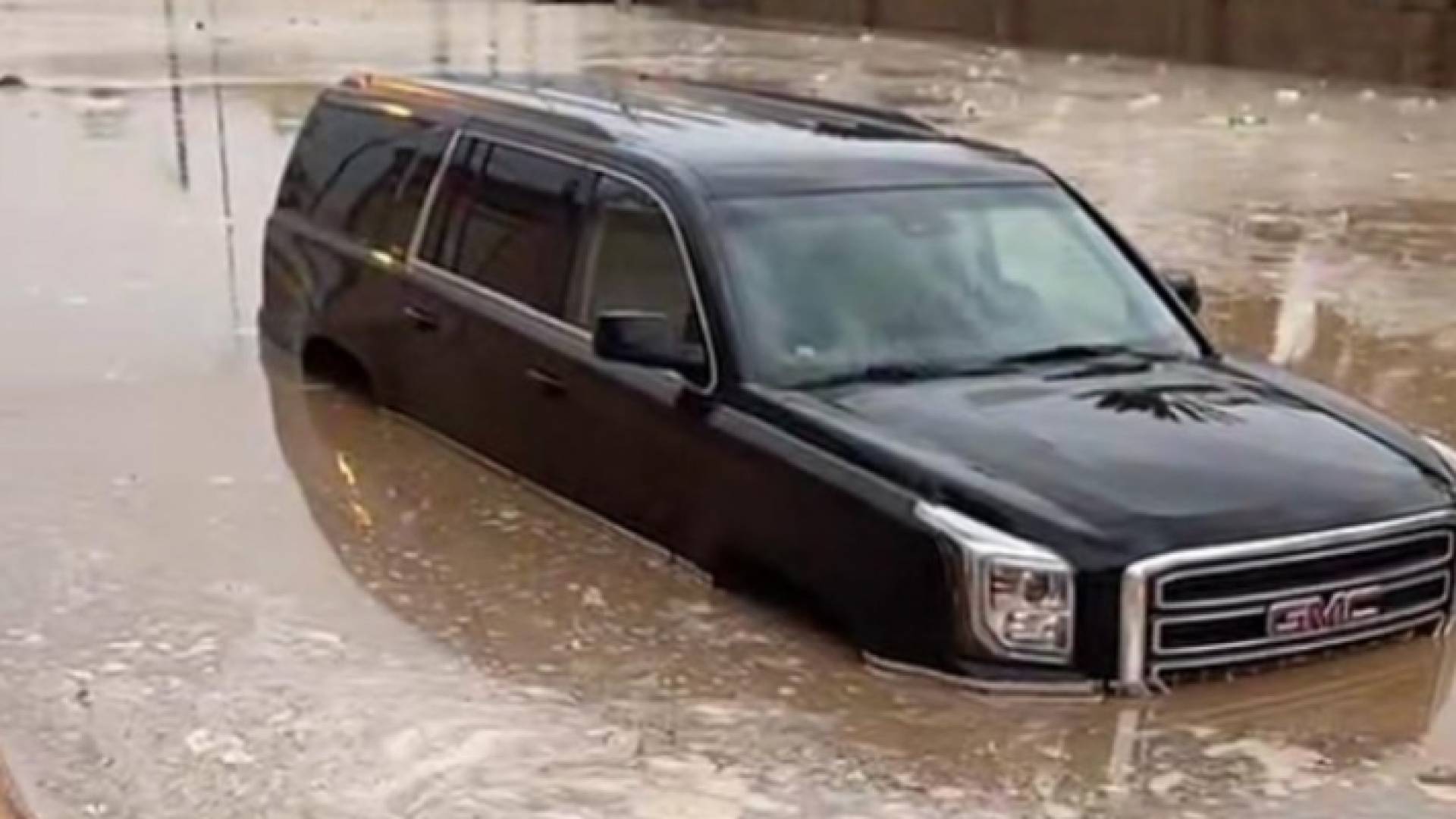 غرق شوارع واحتجاز مركبات في نجران بالسعودية