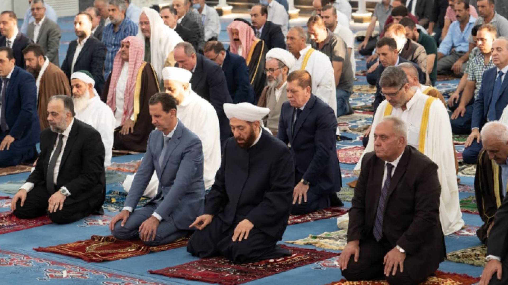 الرئيس السوري يؤدي صلاة عيد الأضحى في مدينة حمص