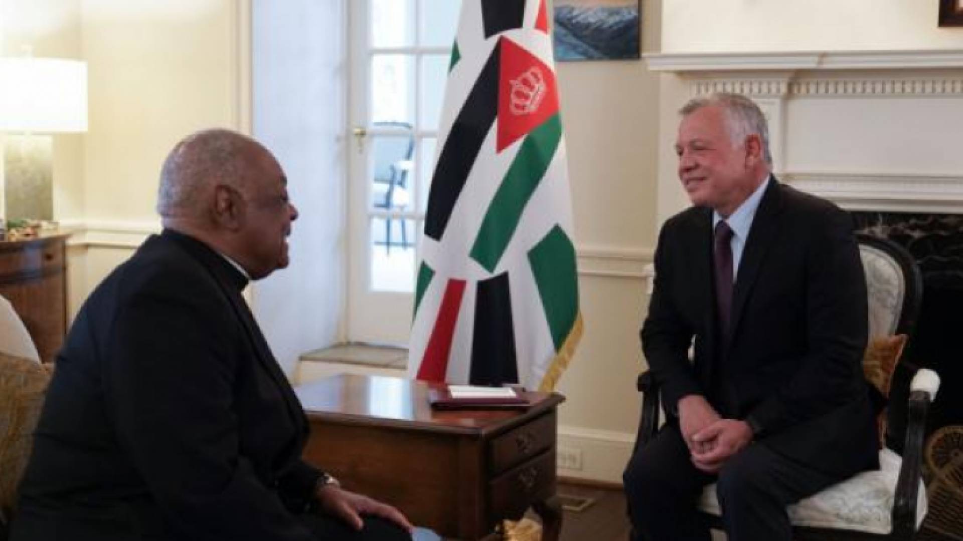 الملك يلتقي رئيس أساقفة واشنطن الكاردينال ويلتون غريغوري