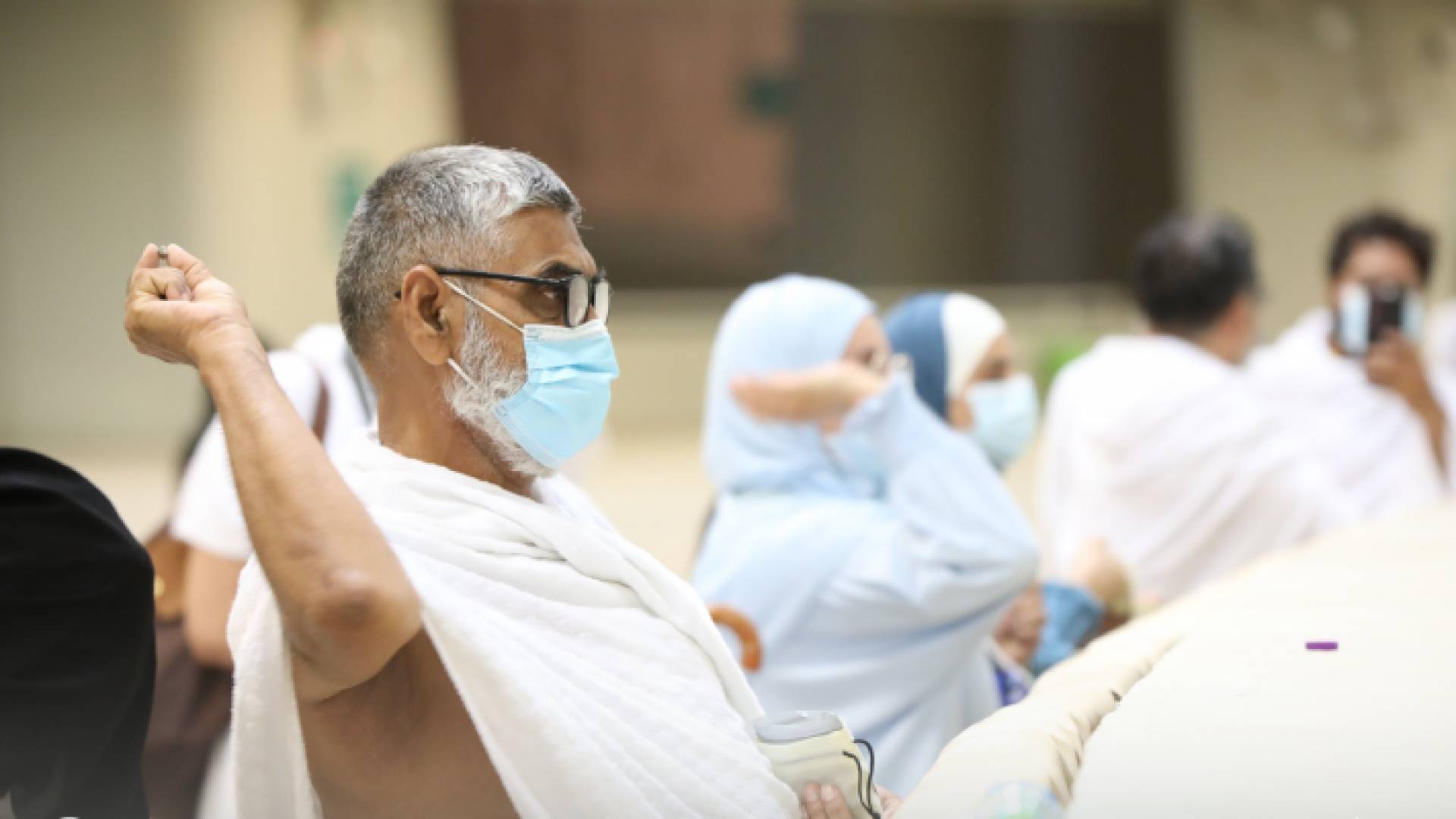 الحجاج يرمون جمرة العقبة الكبرى في أول أيام عيد الأضحى