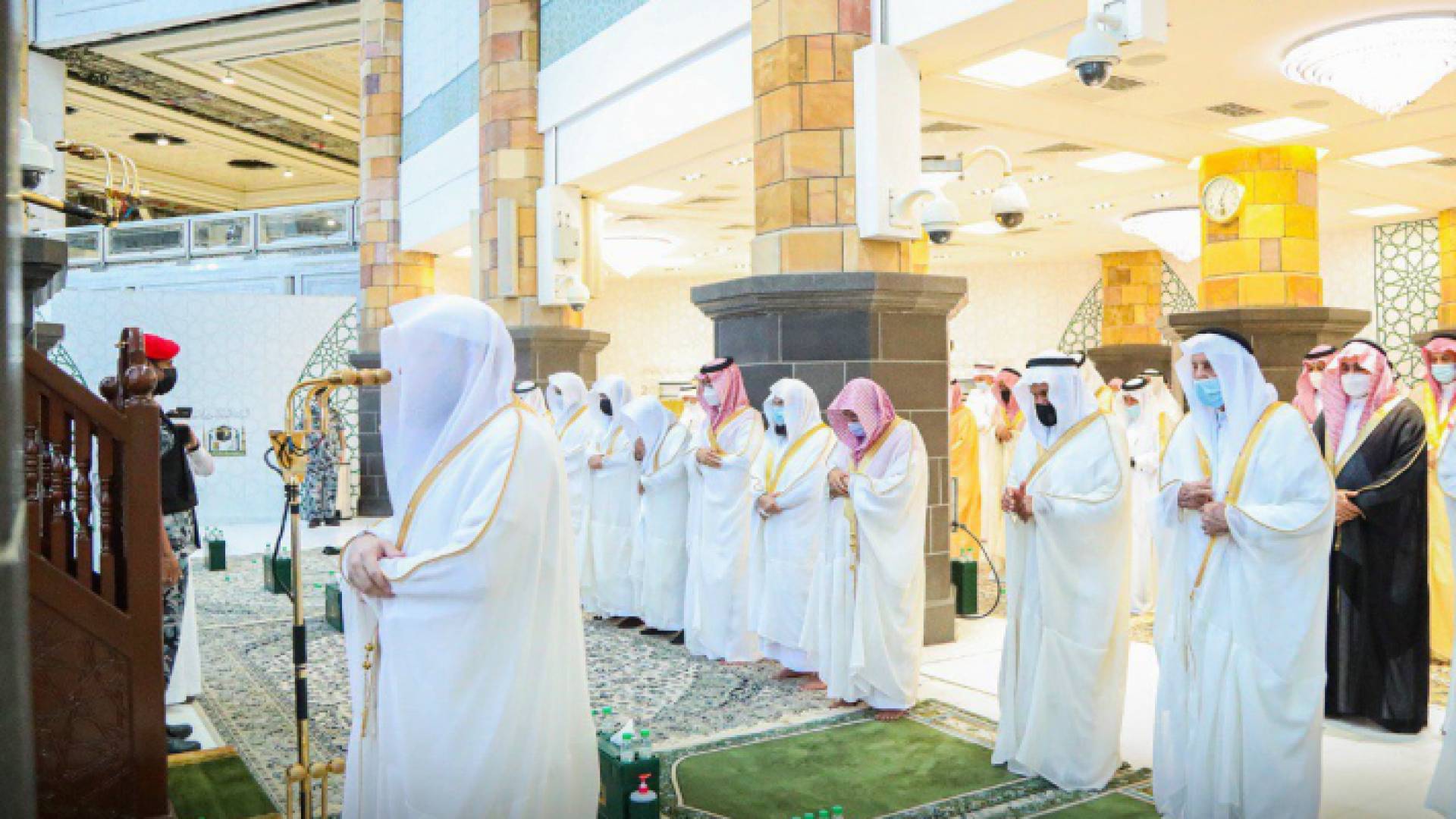 الحجاج يؤدون صلاة عيد الأضحى وطواف الإفاضة