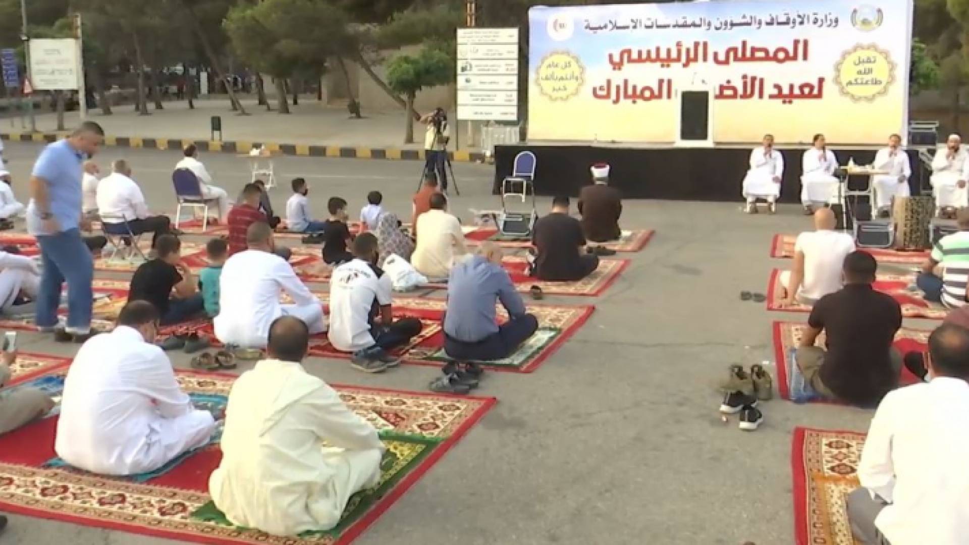 الأردنيون يؤدون صلاة عيد الأضحى