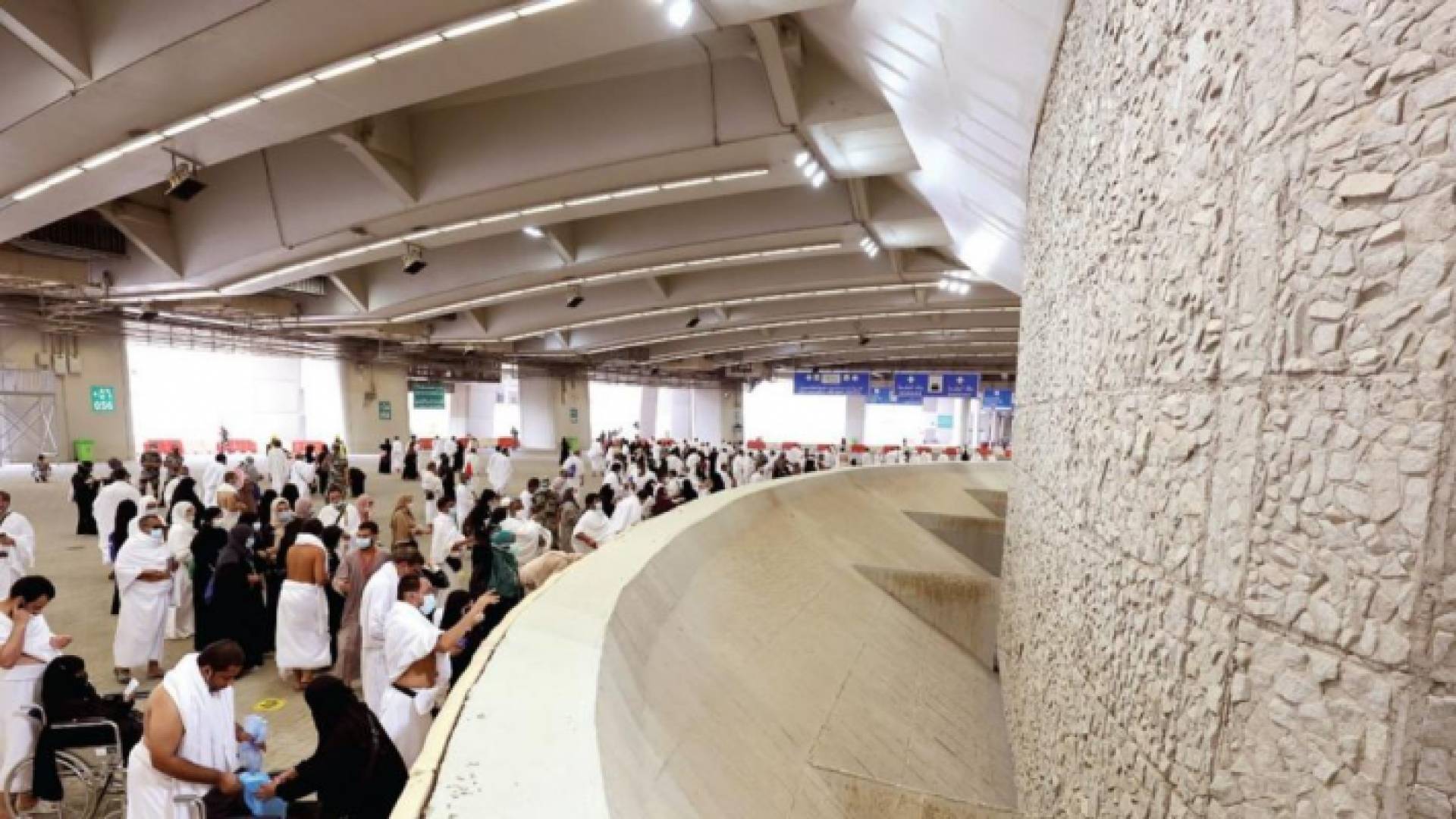 حجاج بيت الله الحرام يواصلون رمي الجمرات