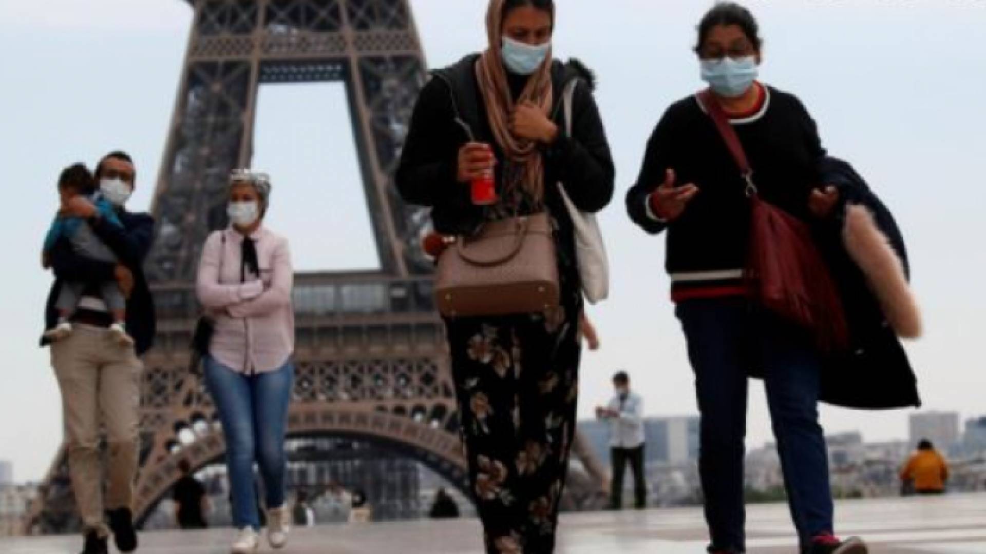 فرنسا تفرض التصاريح الصحية