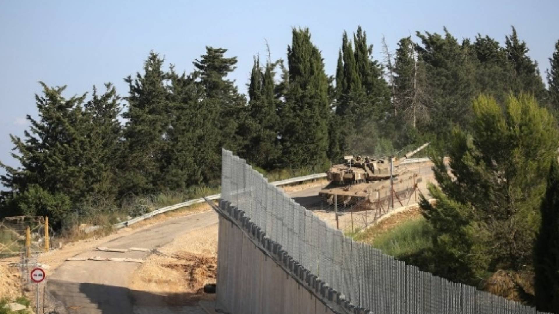 دبابة للاحتلال الإسرائيلي تخرق السياج التقني الحدودي مع لبنان - أرشيفية