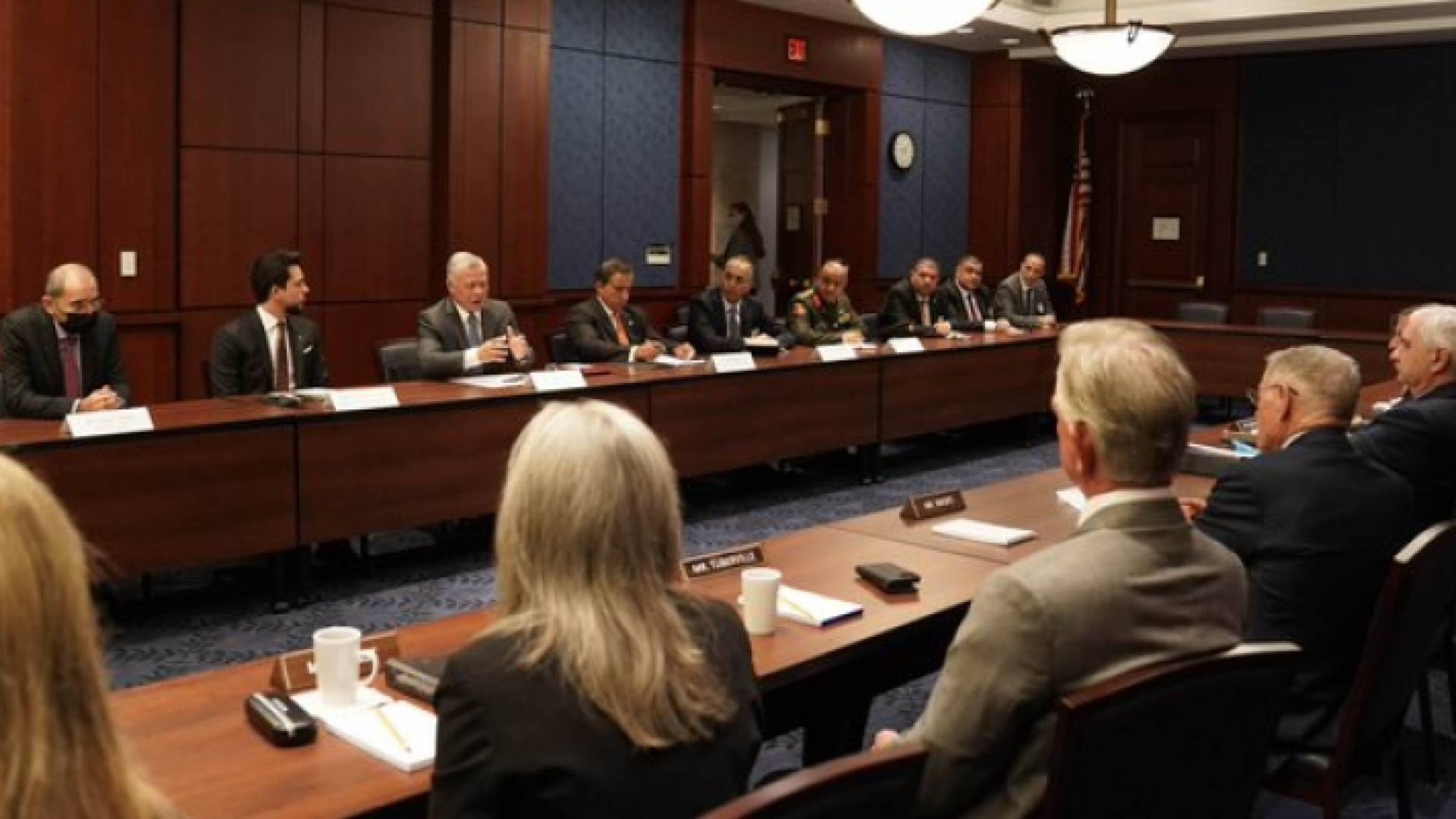 الملك يلتقي بحضور ولي العهد، لجنة الخدمات العسكرية في مجلس الشيوخ