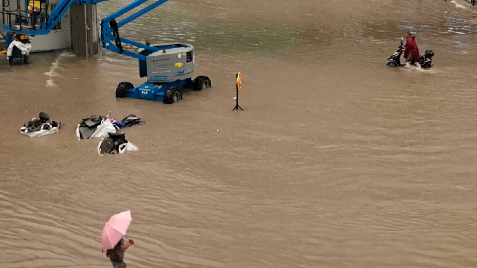 مصرع 12 شخصاً في مترو بمدينة في وسط الصين بسبب الفيضانات