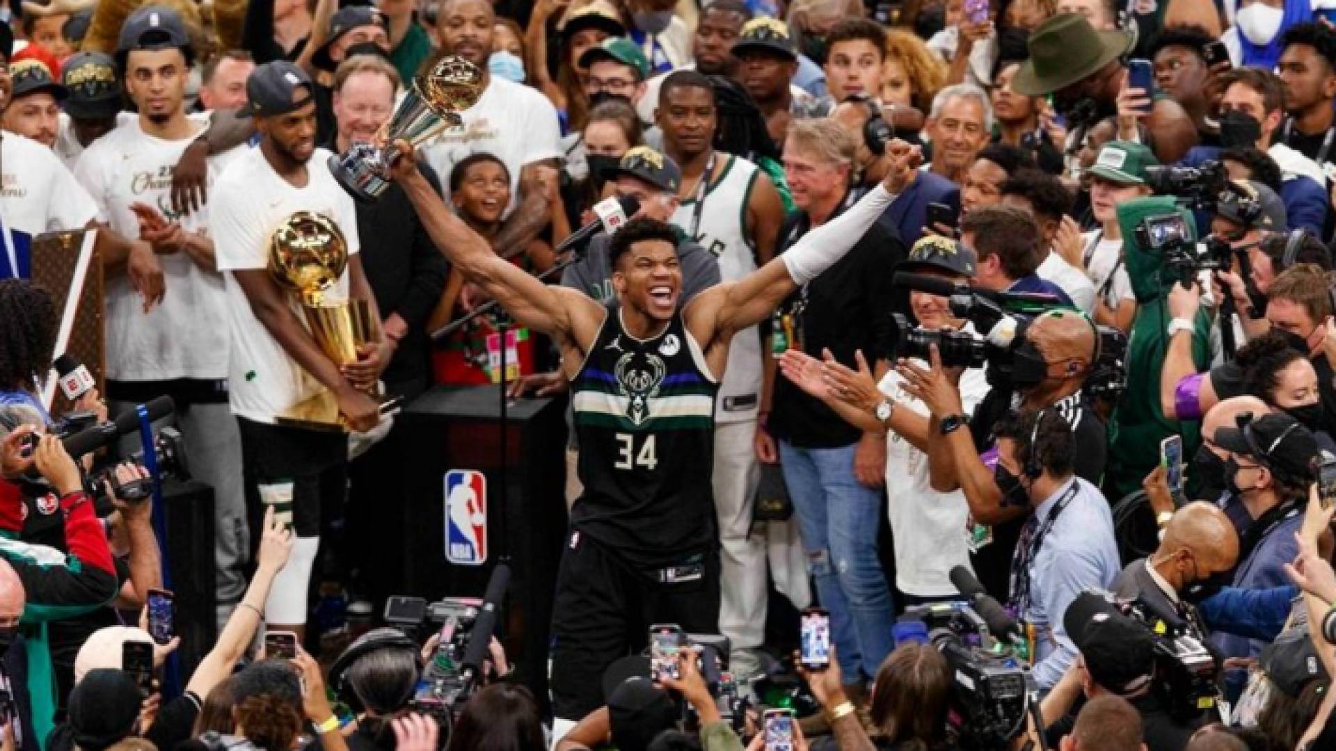 اللقب هو الثاني في تاريخ باكس بعد الأول عام 1971