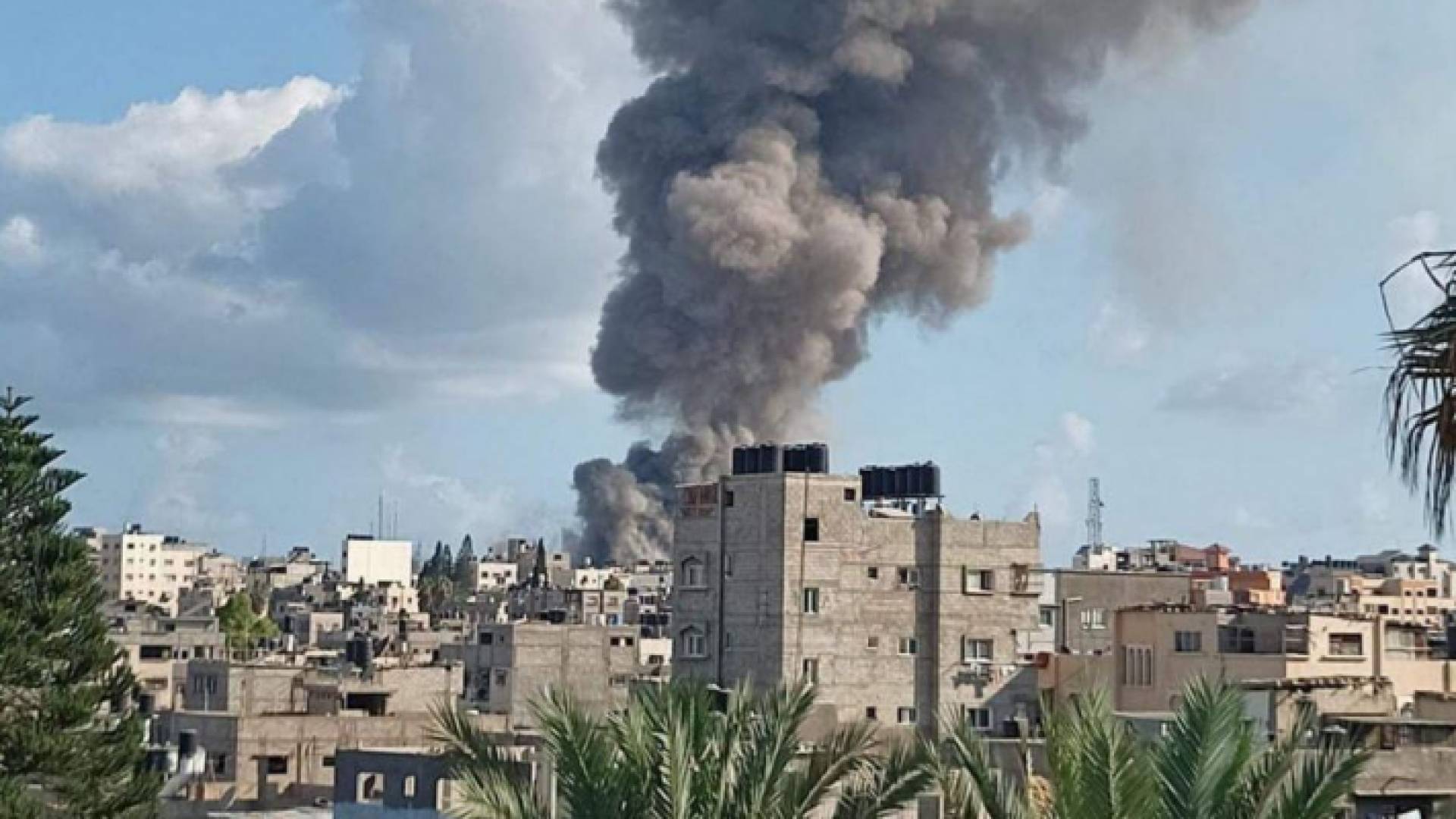 انفجار ضخم يهز سوق الزاوية في غزة وأنباء عن وفيات واصابات