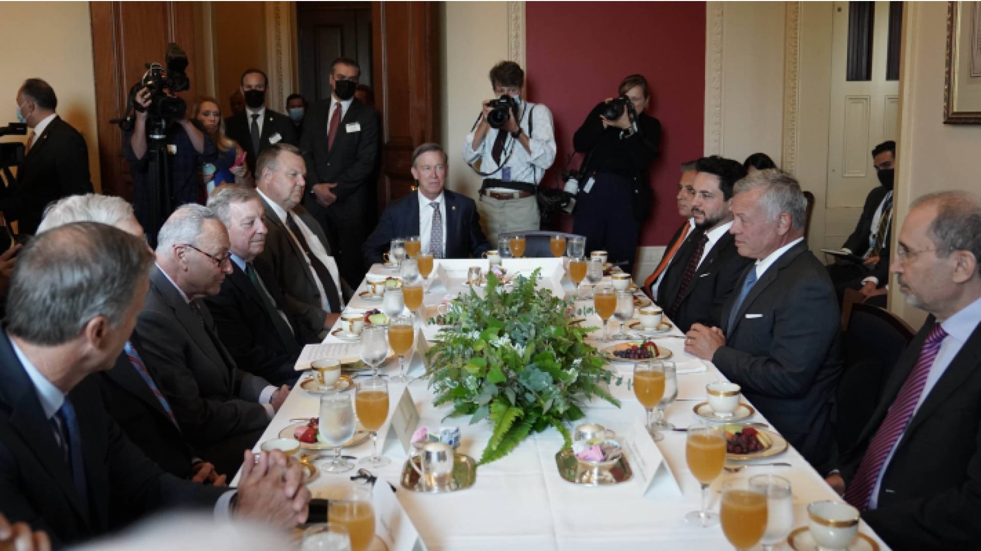 جلالة الملك يلتقي بحضور ولي العهد مع قيادات مجلس الشيوخ الأمريكي