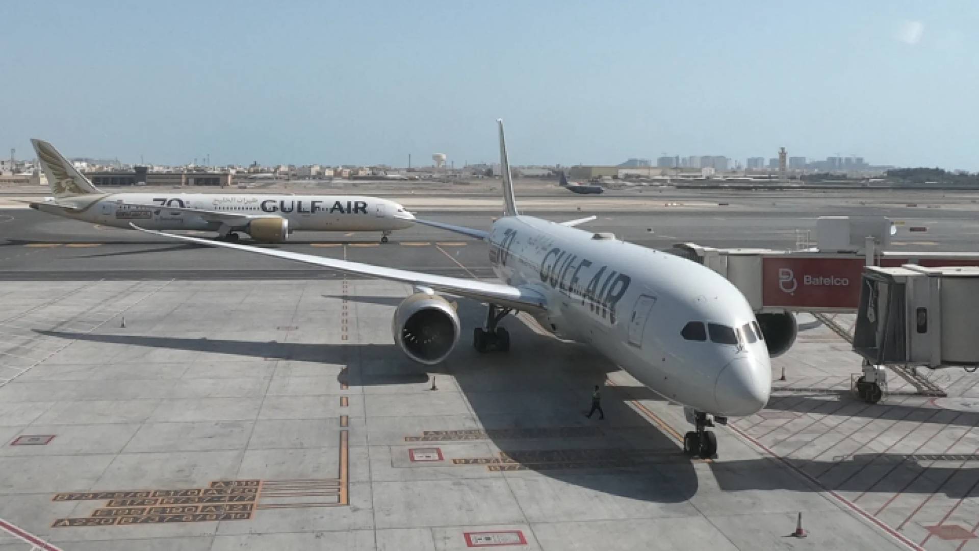 طيران الخليج تعلن تعرض إحدى طائراتها لحادث أرضي في دبي