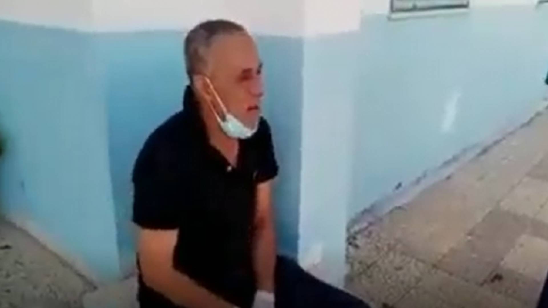 مدير أحد المستشفيات وهو يبكي