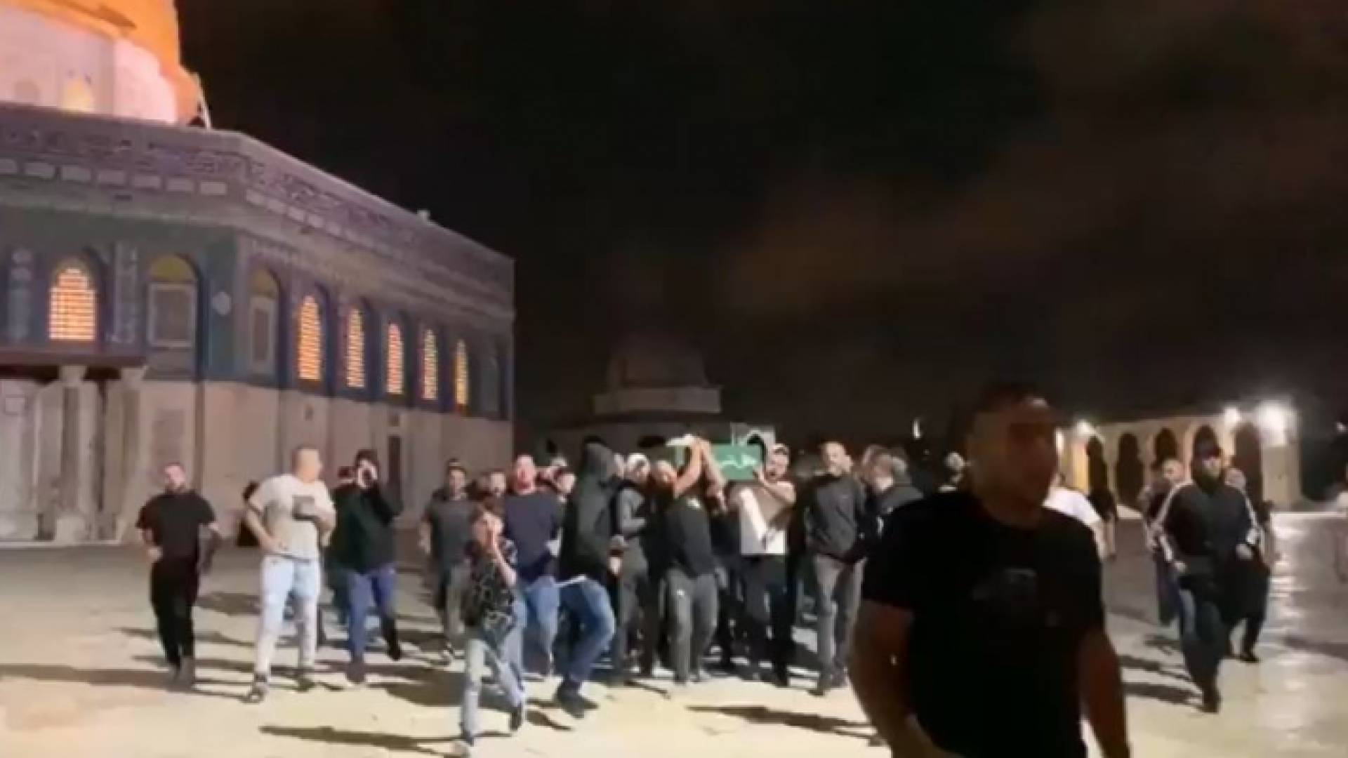 الفلسطينيون يشيعون جثمان الشهيد المقدسي عبد المطلب الخطيب التميمي