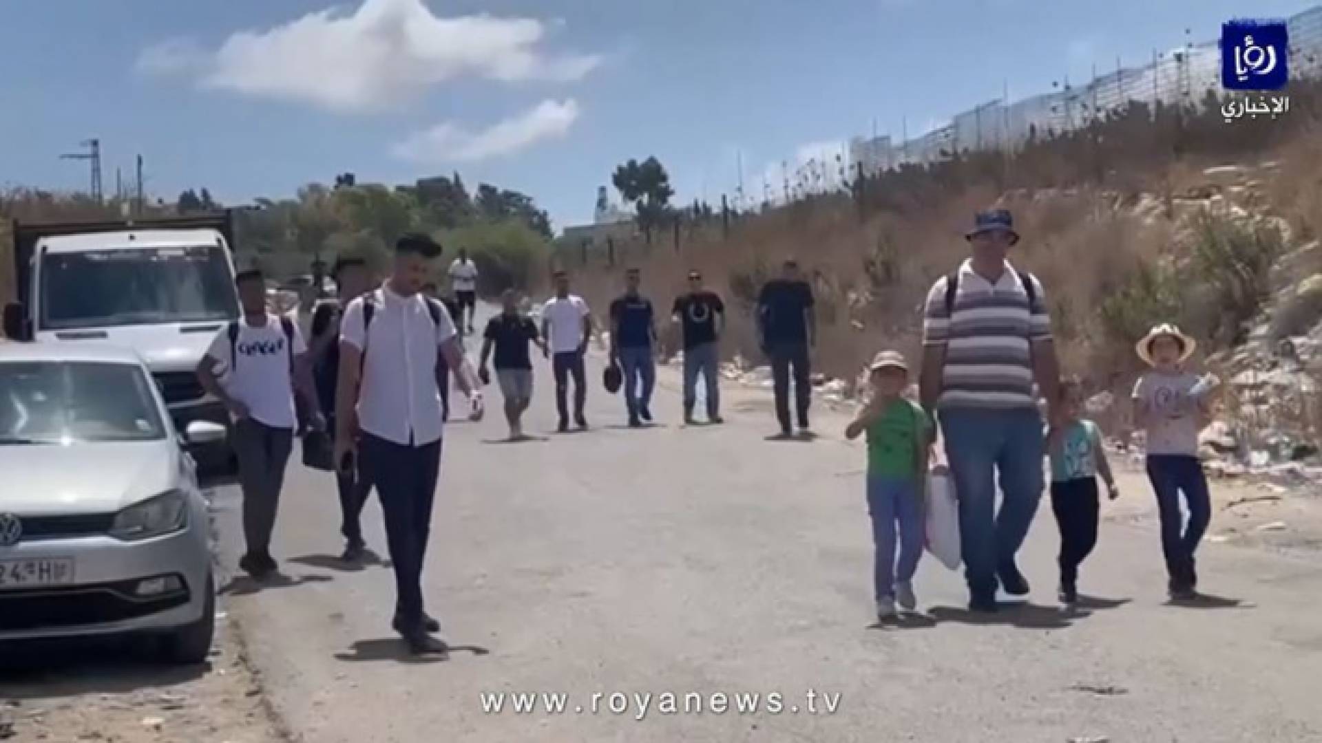 الفلسطينيون يزورون الأراضي المحتلة عام 48 من خلال عبور فتحات في جدار الفصل العنصري