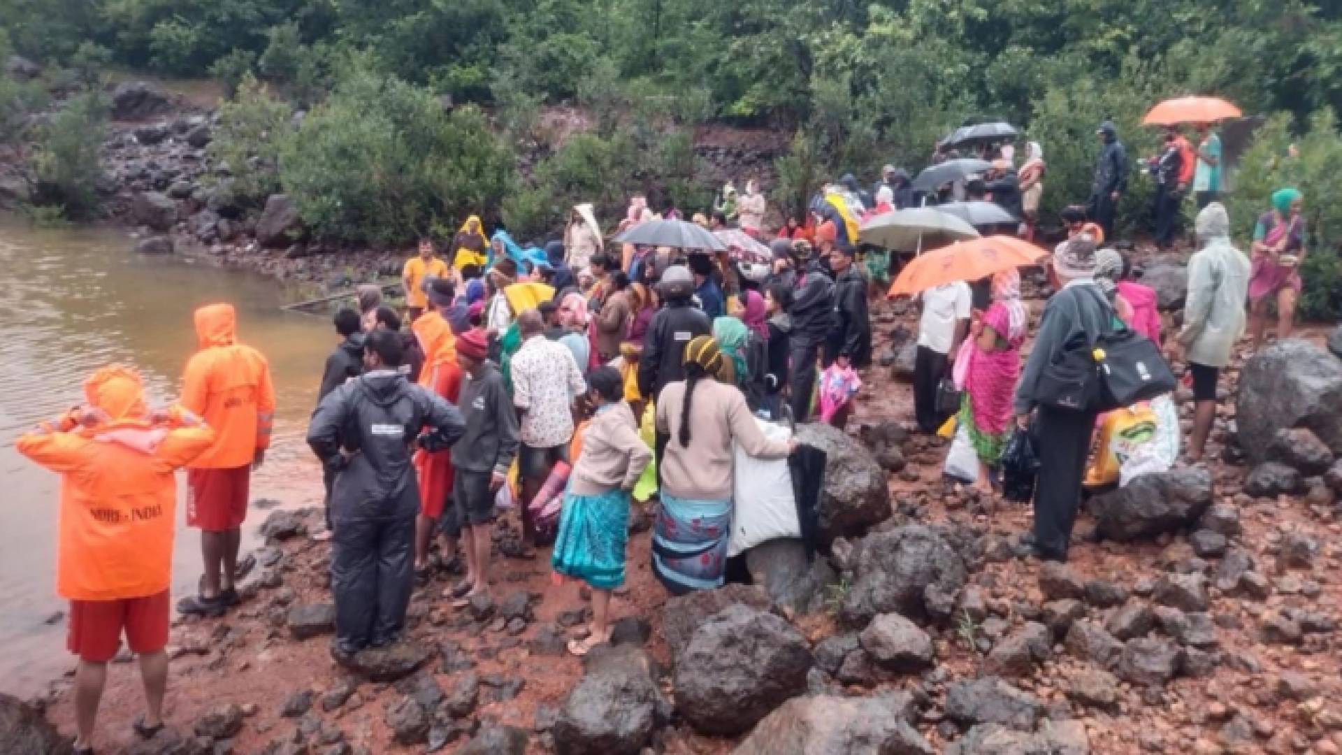 خلال إنقاذ أشخاص حاصرتهم التربة المنزلقة بفعل الأمطار القوية