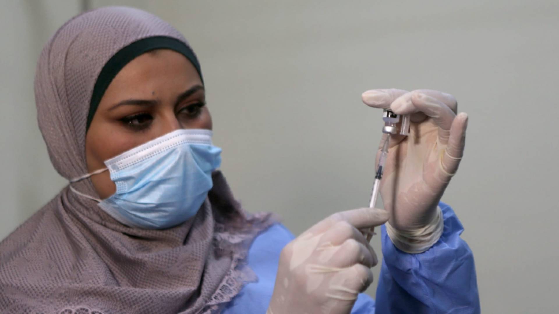 ممرضة تحضر مطعوم كورونا