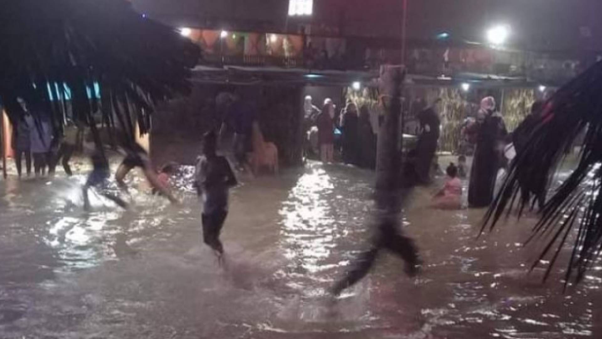 في ظاهرة نادرة.. موجة مد بحري تداهم المصطافين على بحر غزة