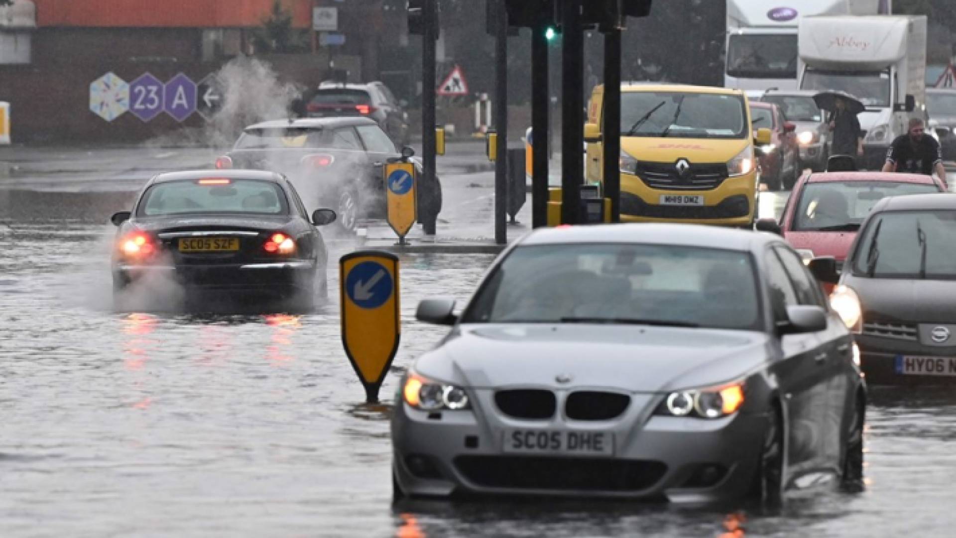 تحذيرات في بريطانيا من خطر حدوث صواعق وفيضانات