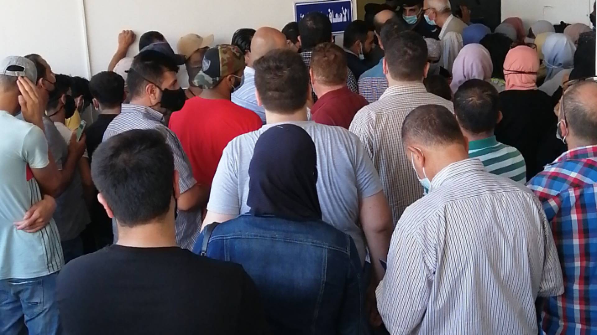 اكتظاظ وفوضى وغياب للتنظيم في مركز تطعيم أبو نصير