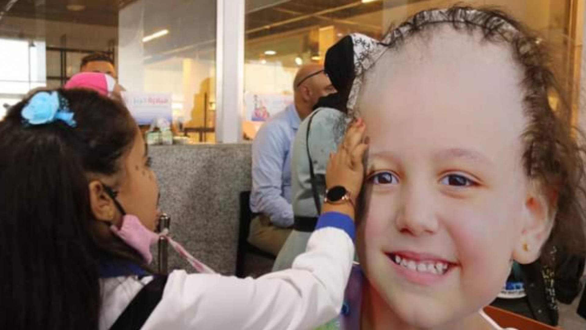 طفلة ترسم شعرا لطفل مصاب بالسرطان - تعبيرية