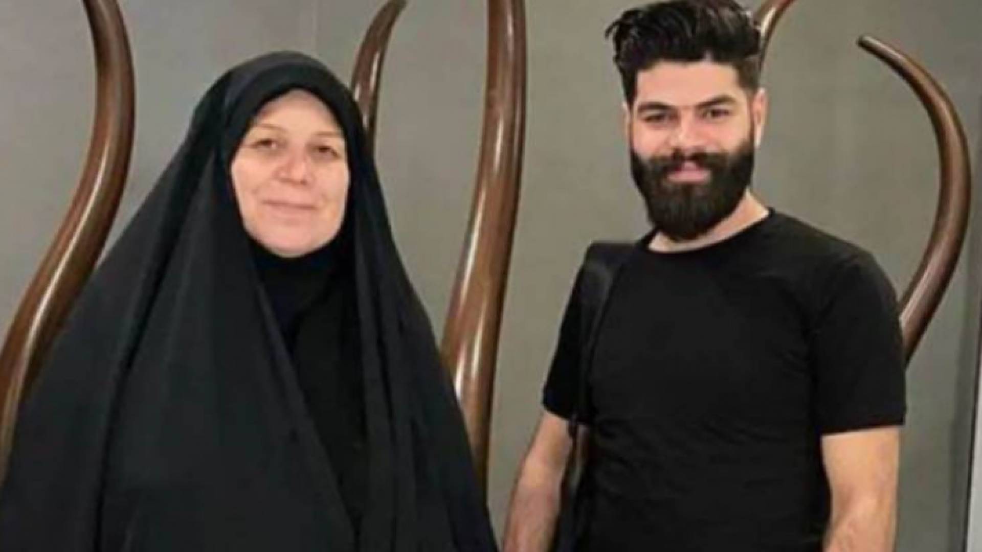 الناشطة العراقية ونجلها