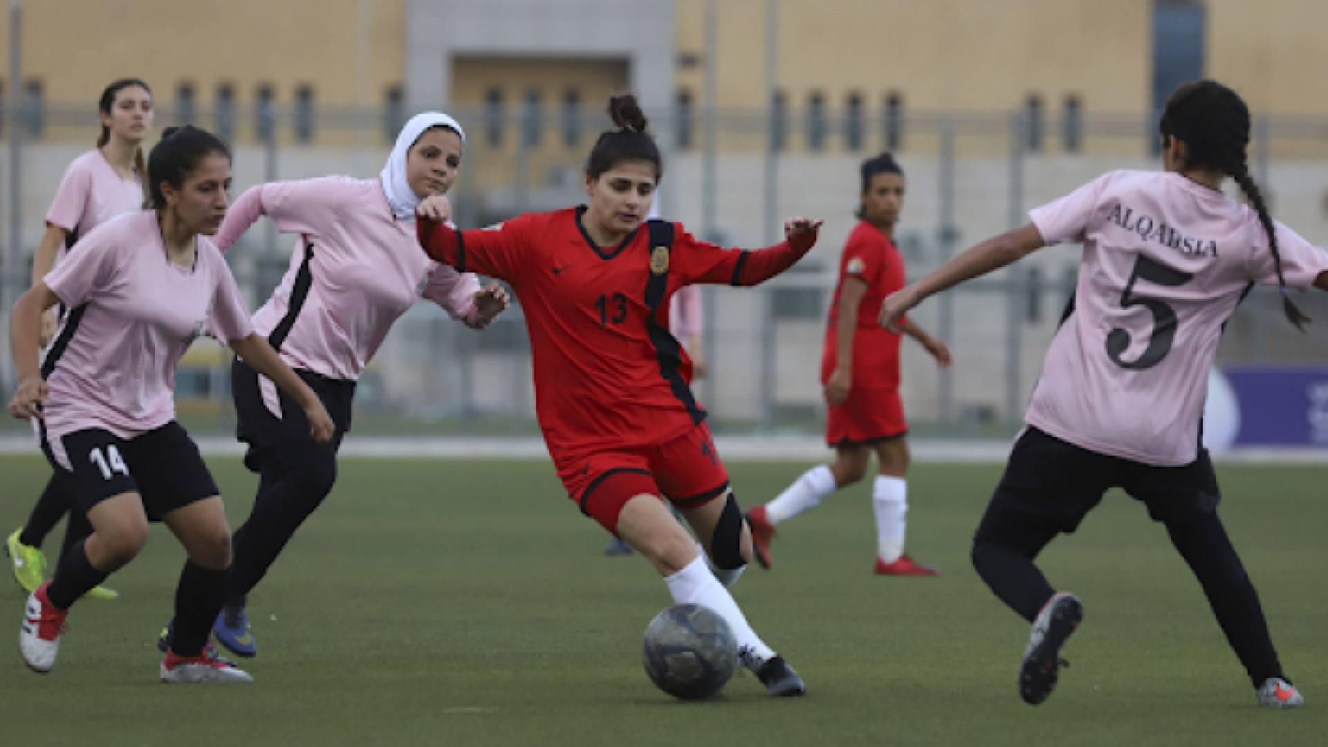 من مباراة فريق عمان مع القادسية في دوري المحترفات للسيدات