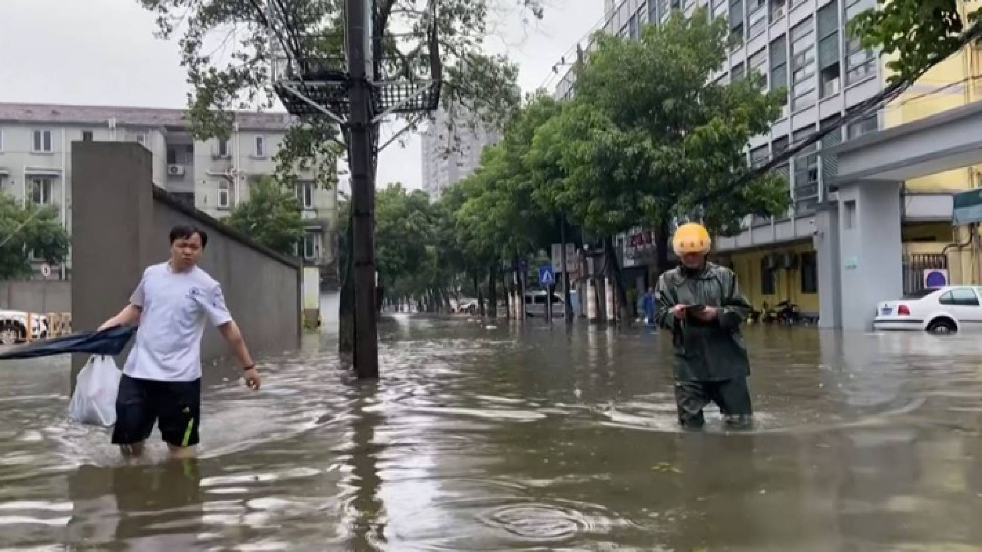 الإعصار إن-فا يقتلع الأشجار ويغلق مناطق في الصين