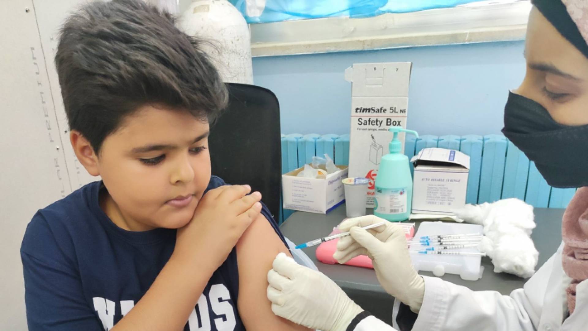 الطفل سلطان أبو وندي يتلقى مطعوم كورونا