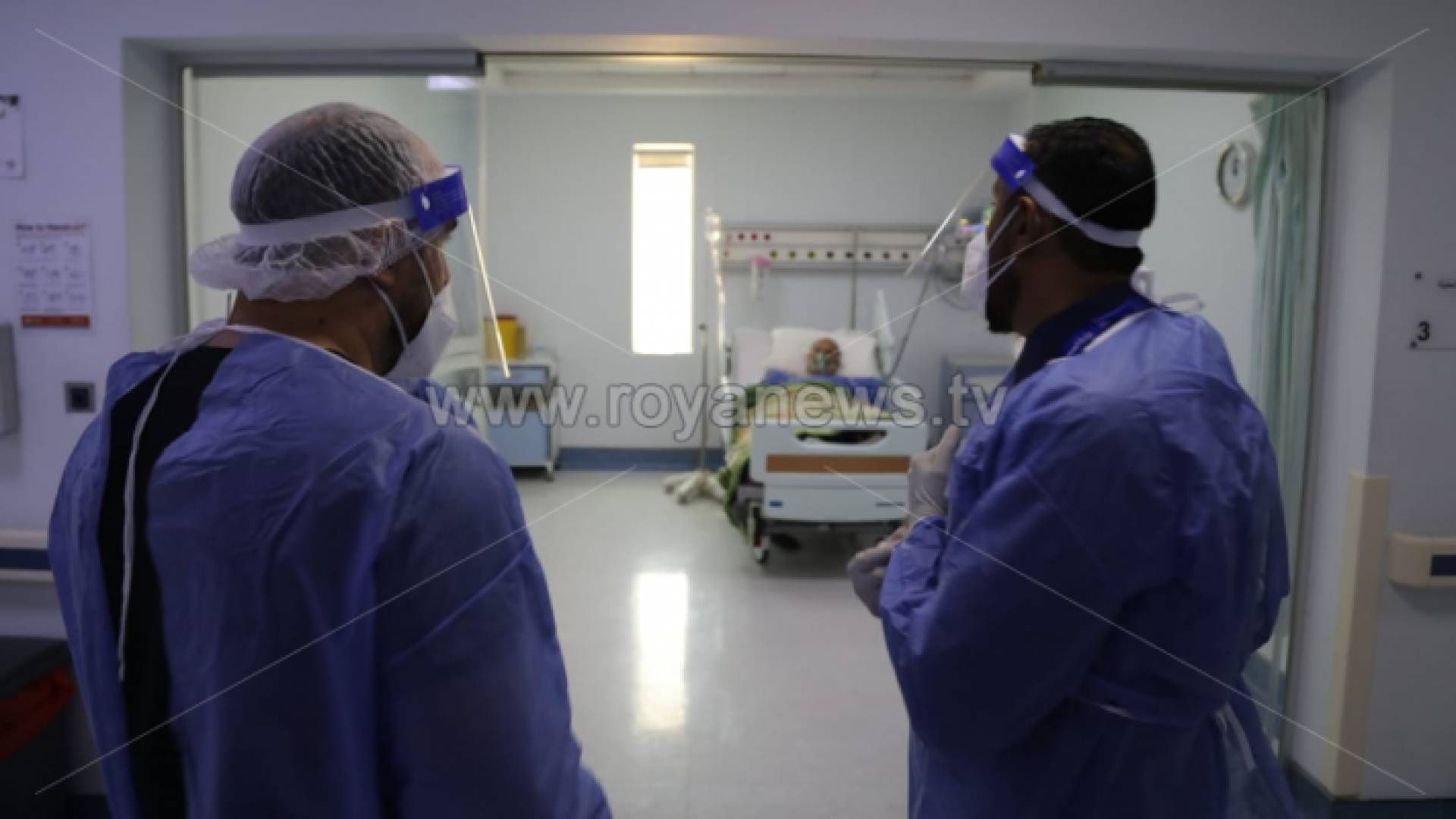 مريض كورونا يتلقى العلاج في أحد المستشفيات المخصصة