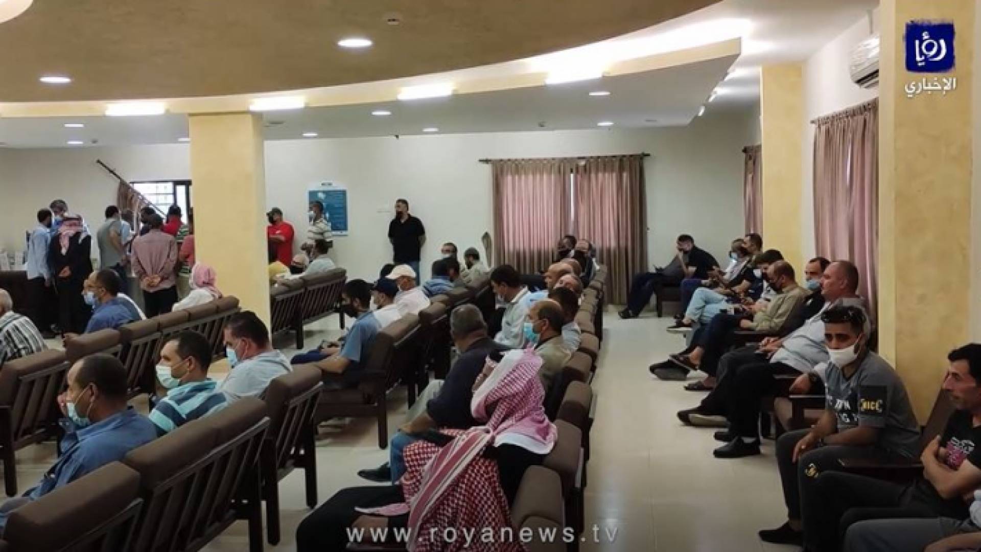 مطالبات بتوفير المزيد من قاعات الانتظار لمراجعي مركز تطعيم النقايات بمأدبا