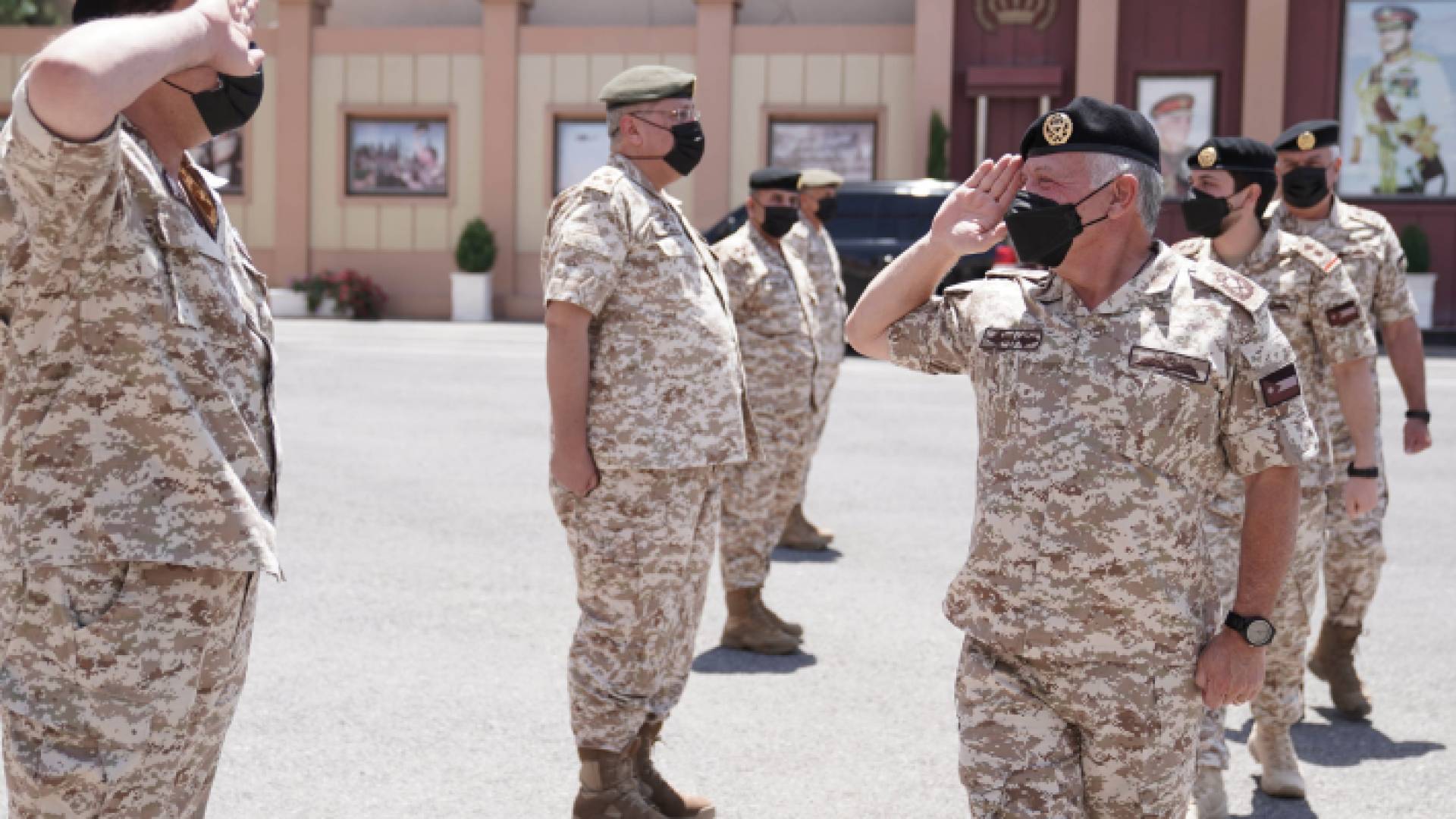 الملك يزور القيادة العامة