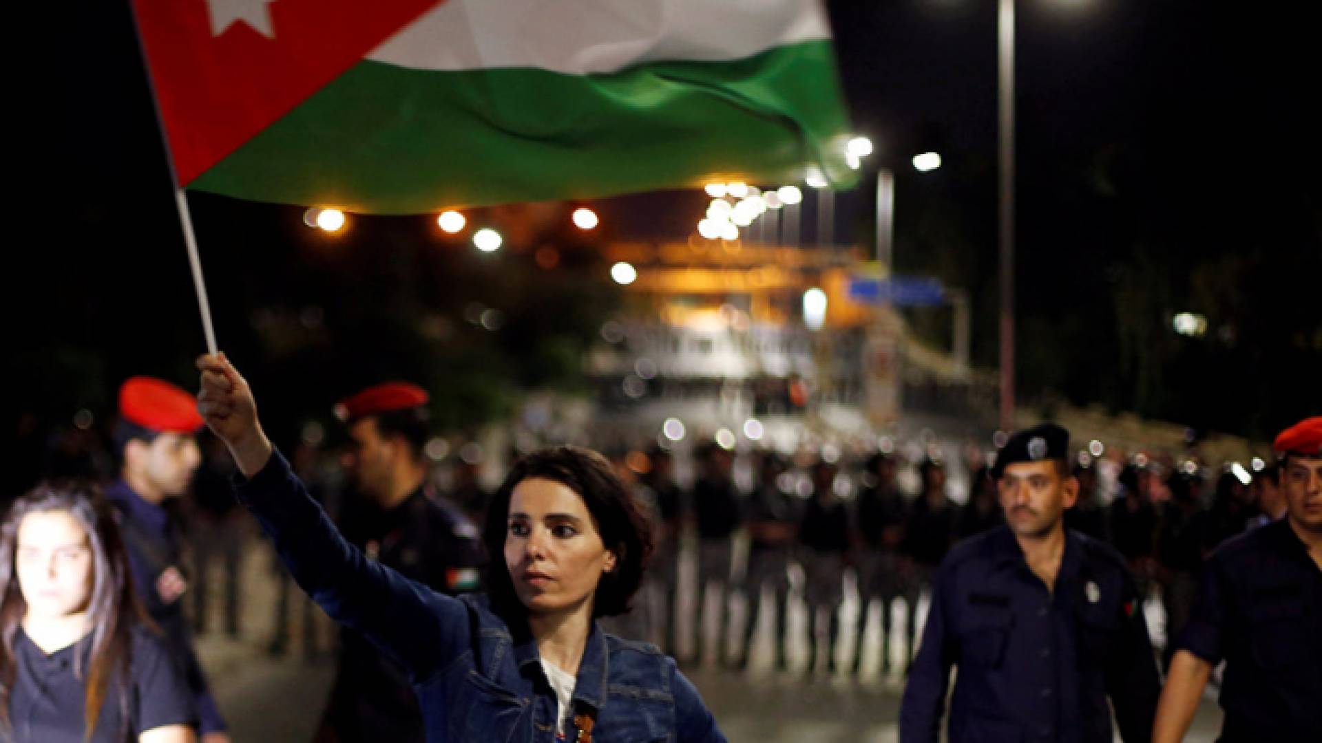 شابة أردنية في أحد الاعتصامات