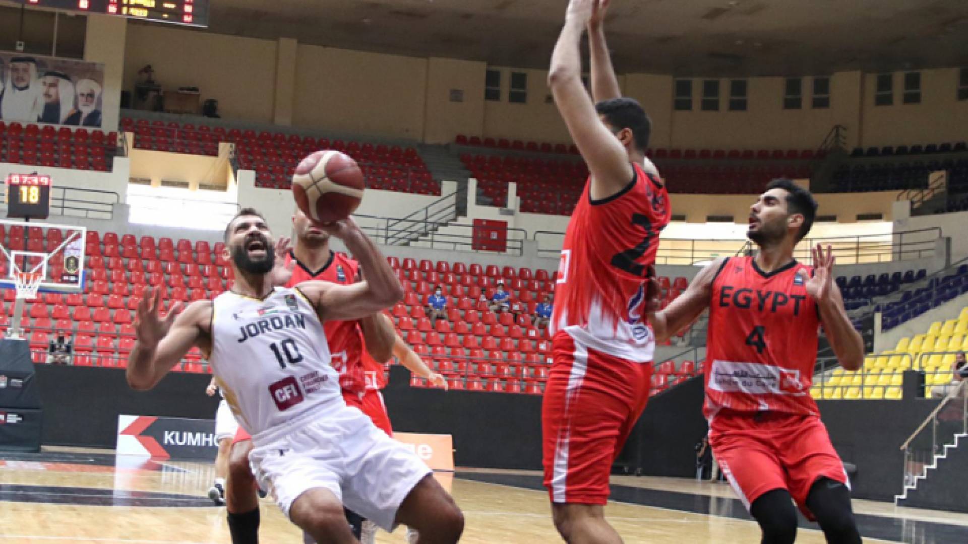 لاعب الأردن لكرة السلة يحاول التسجيل في سلة المنتخب المصري