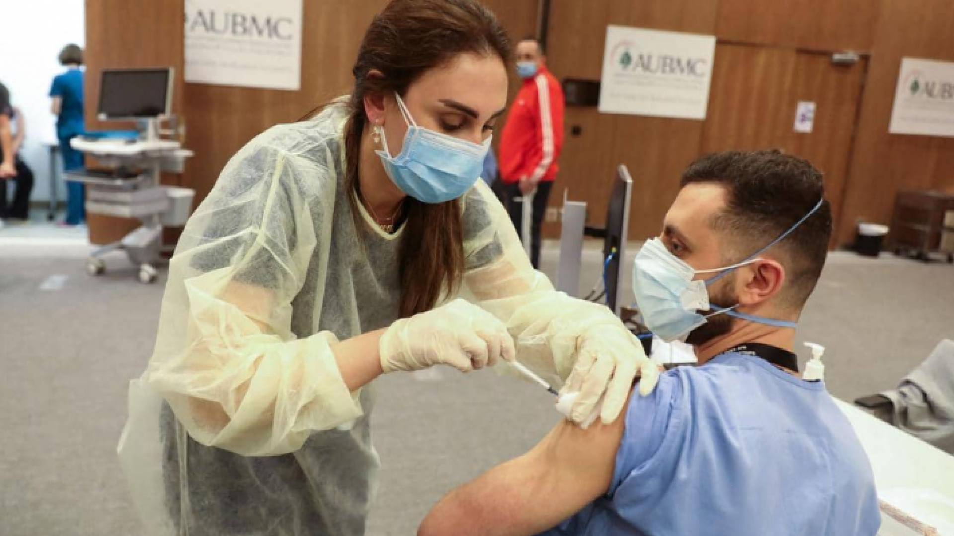 لبنان يتجه إلى إلزامية لقاح كورونا لبعض القطاعات