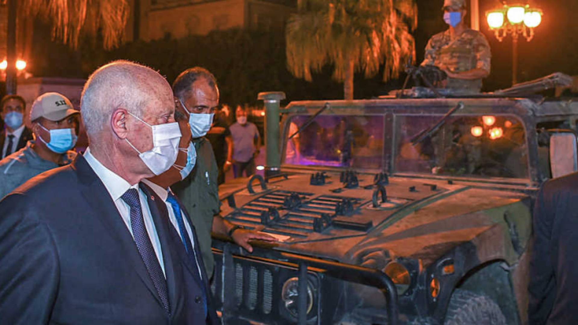 الرئيس التونسي قيس سعيد في أحد شوارع العاصمة التونسية