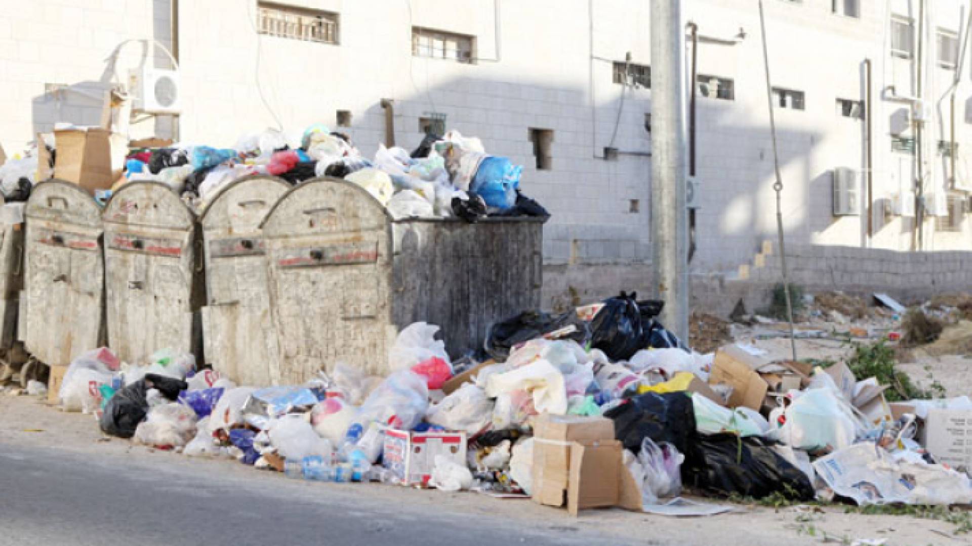 طرح النفايات عشوائيا