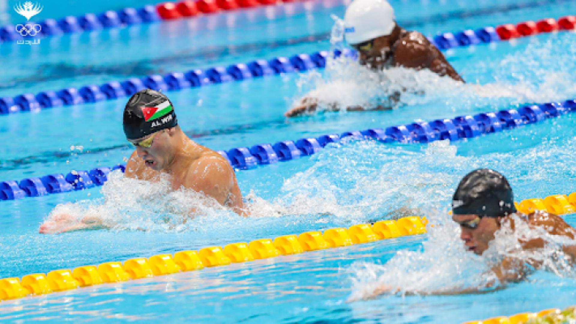 السباح عمرو الور في مقدمة الصورة