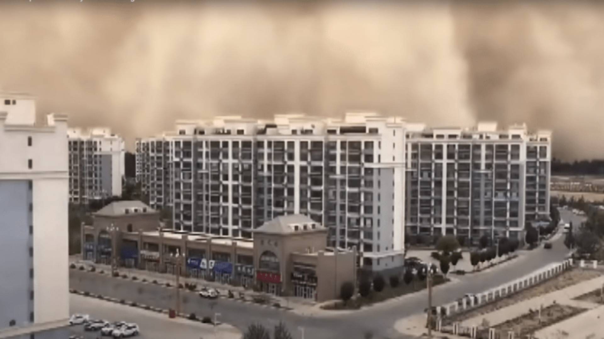 جدار رملي عملاق يبتلع مدينة في الصين