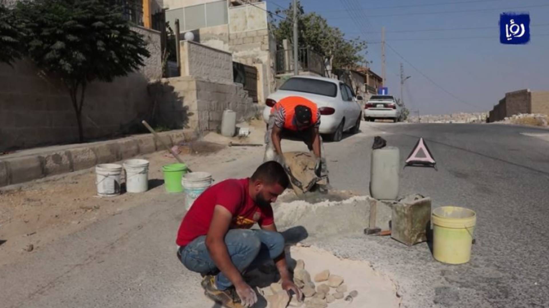حسام عباس .. متطوع يصلح حفر الشوارع على نفقته