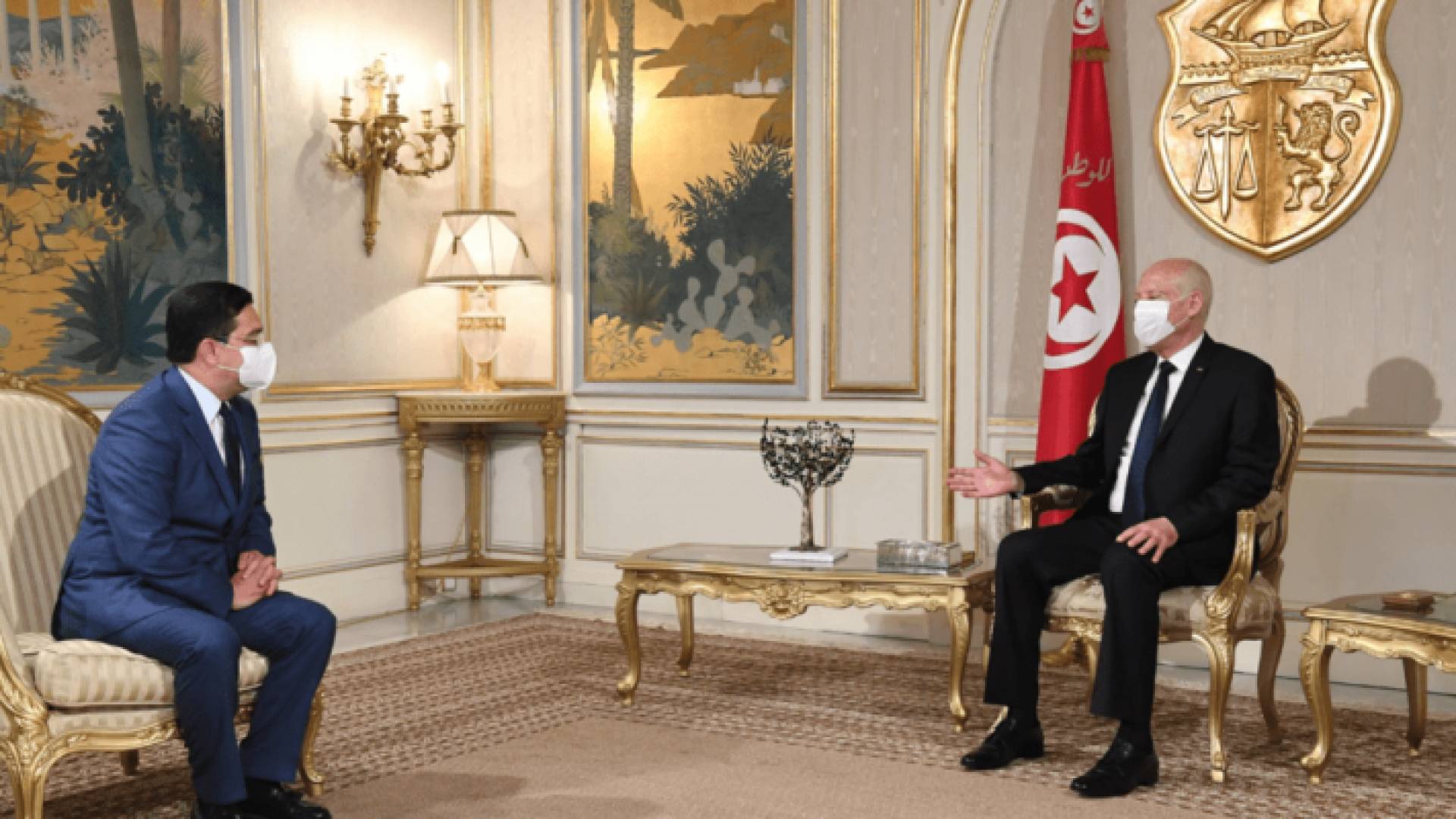 الرئيس التونسي قيس سعيد في استقباله لوزير الخارجية المغربي ناصر بوريطة